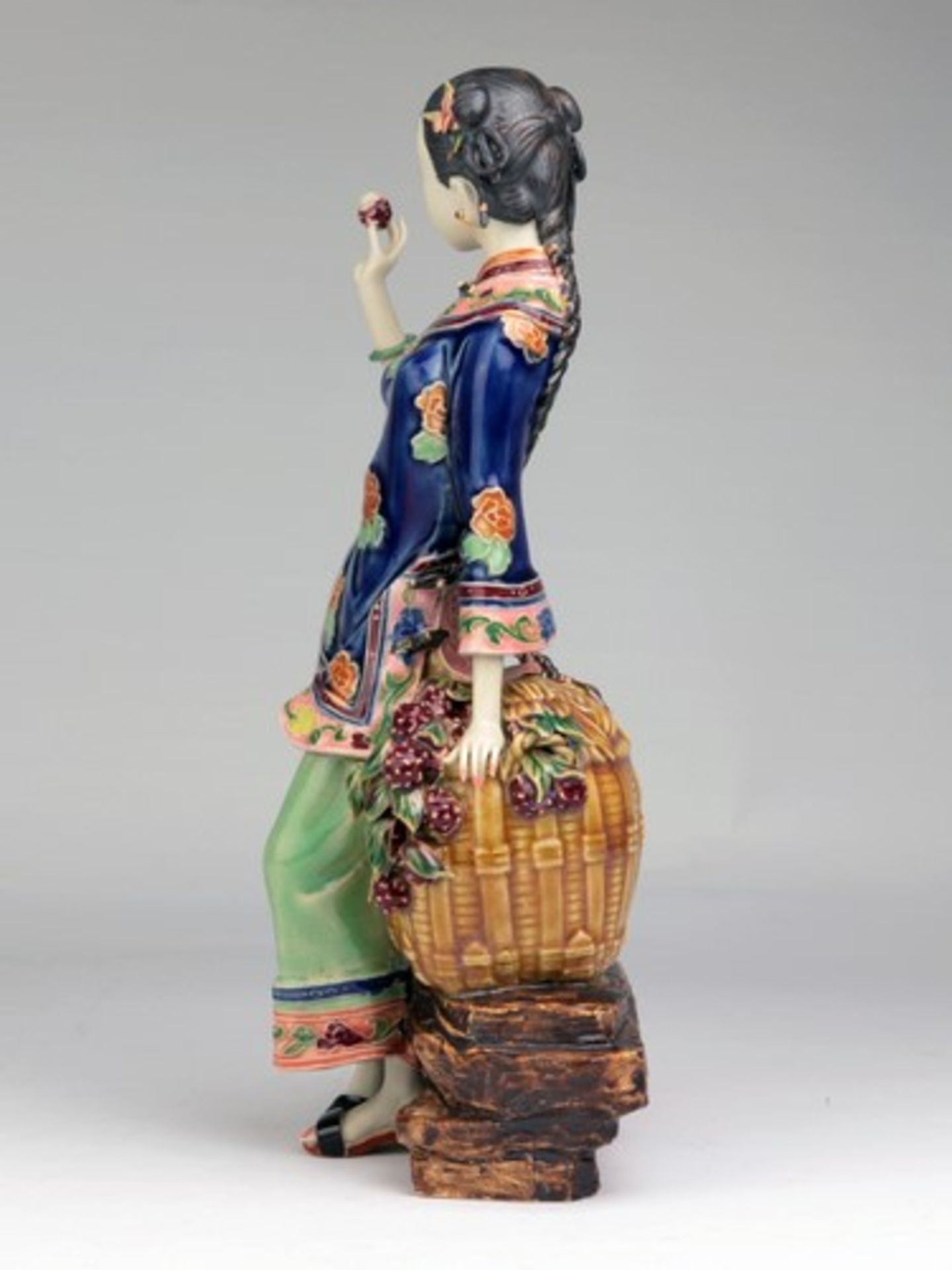 Figur - China20.Jh., Keramik, polychrom bemalt, gest., vollplastische Figur einer Chinesin ,eine - Bild 2 aus 11