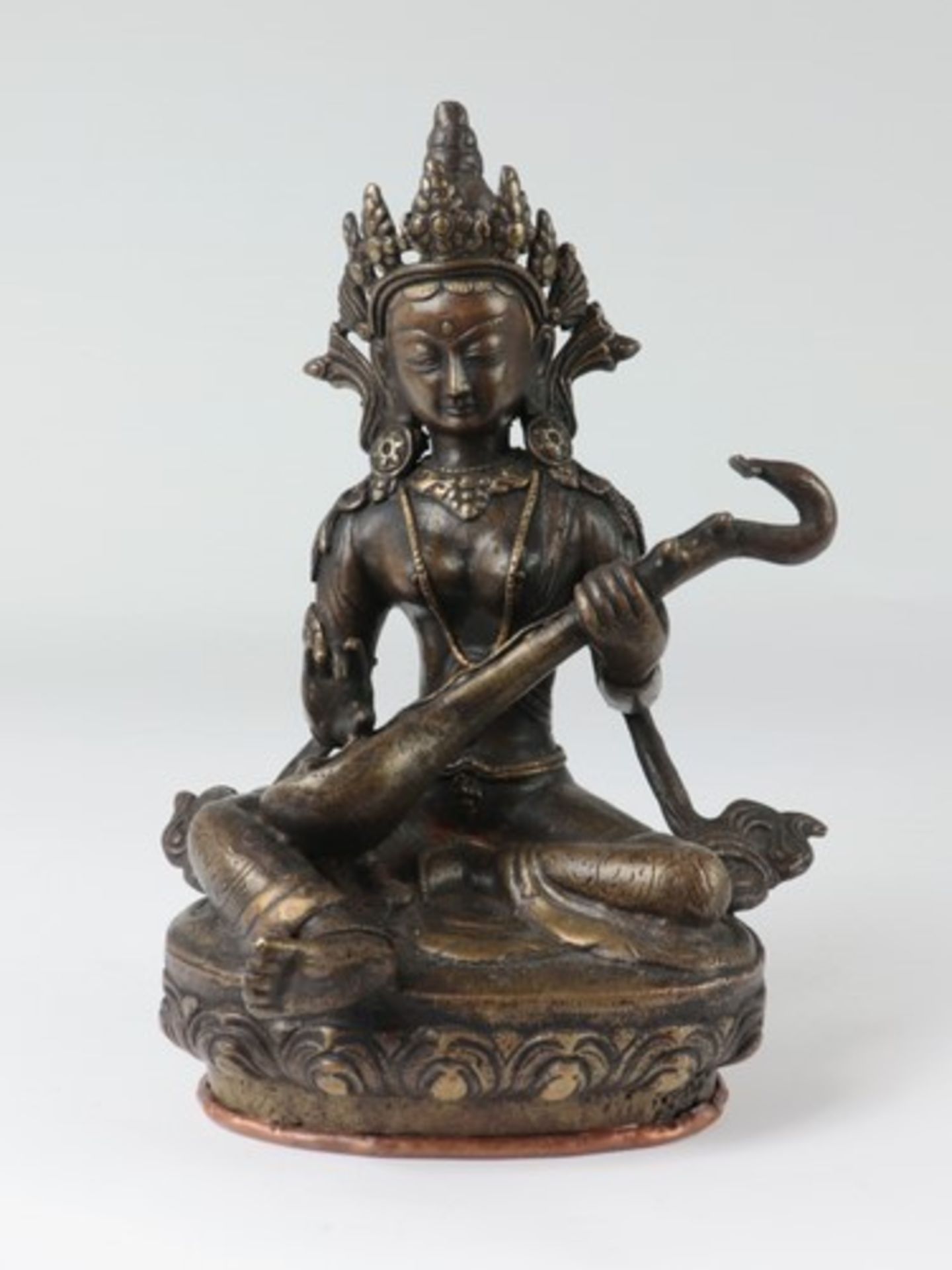 Asiatika - Figurbronzefarbenes Metall, vollplastische weibliche Figur mit Sitar (hinduistische