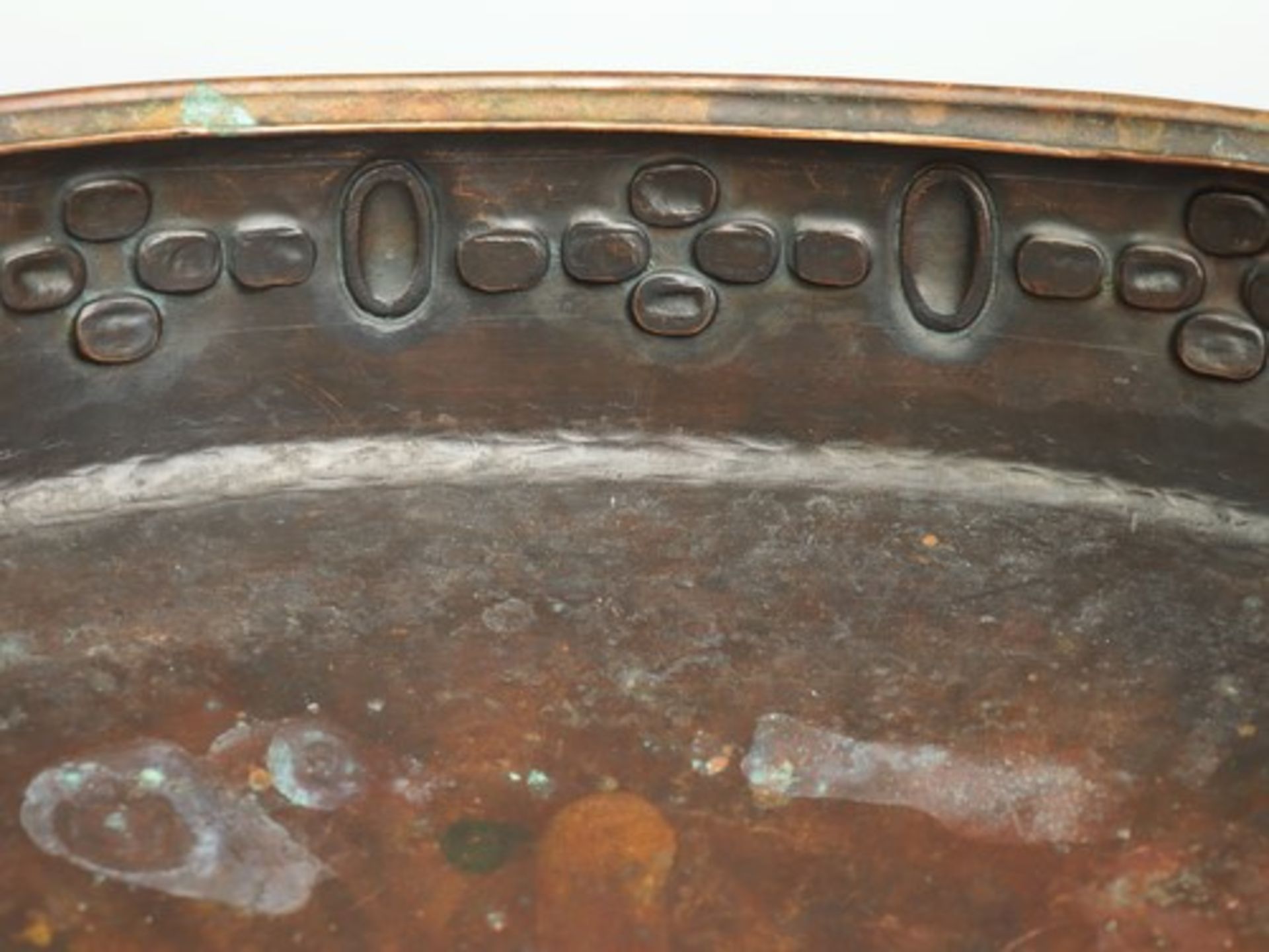 Fußschaleum 1920, Kupfer, runder Stand, kurzer zylindrischer Schaft, auskragende Schale, umlaufend - Bild 5 aus 5