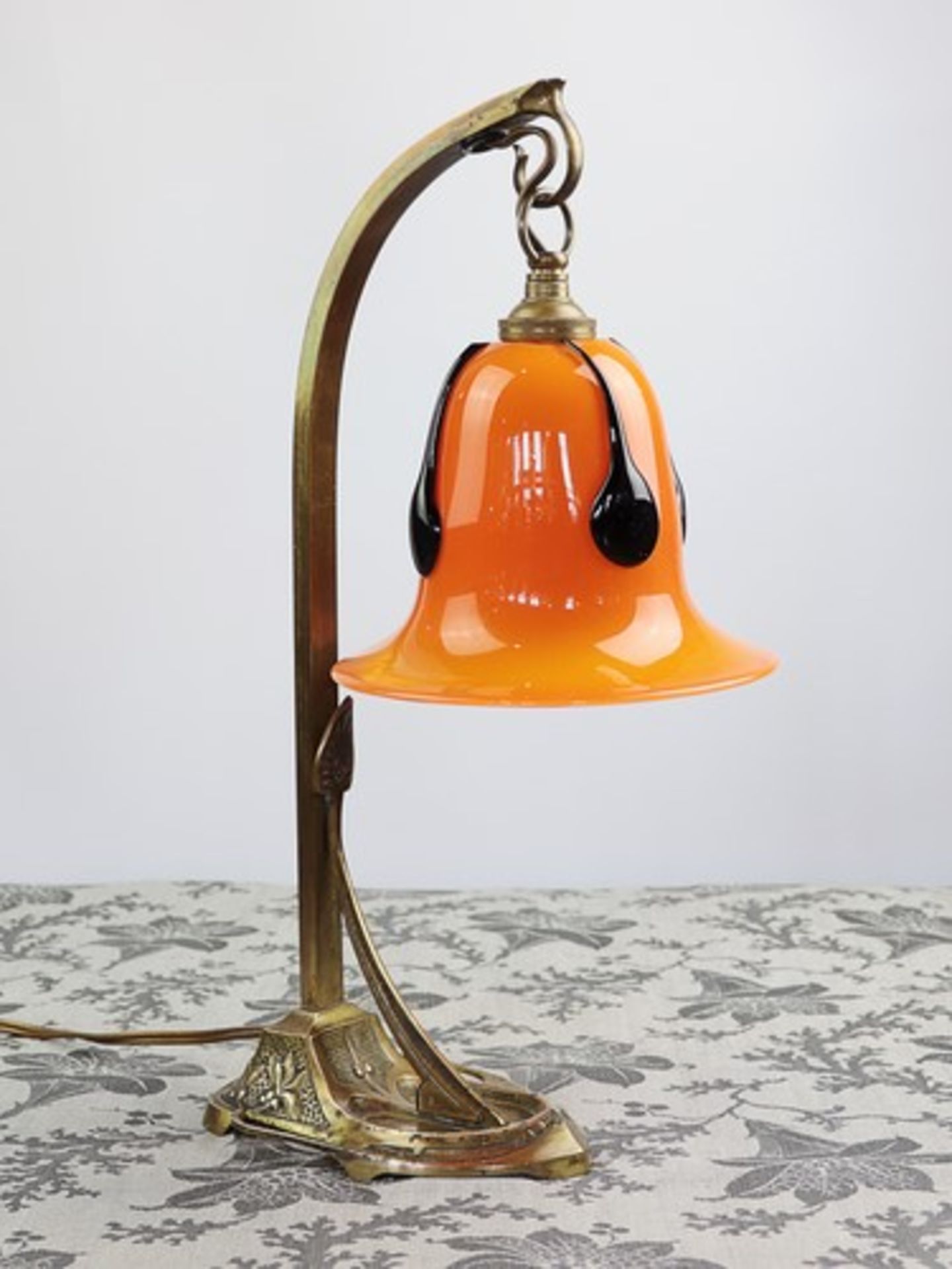 Loetz - Tischlampeum 1925/30, Art Déco, Messing/Tango-Glas, einflammig, durchbrochen gearbeiteter