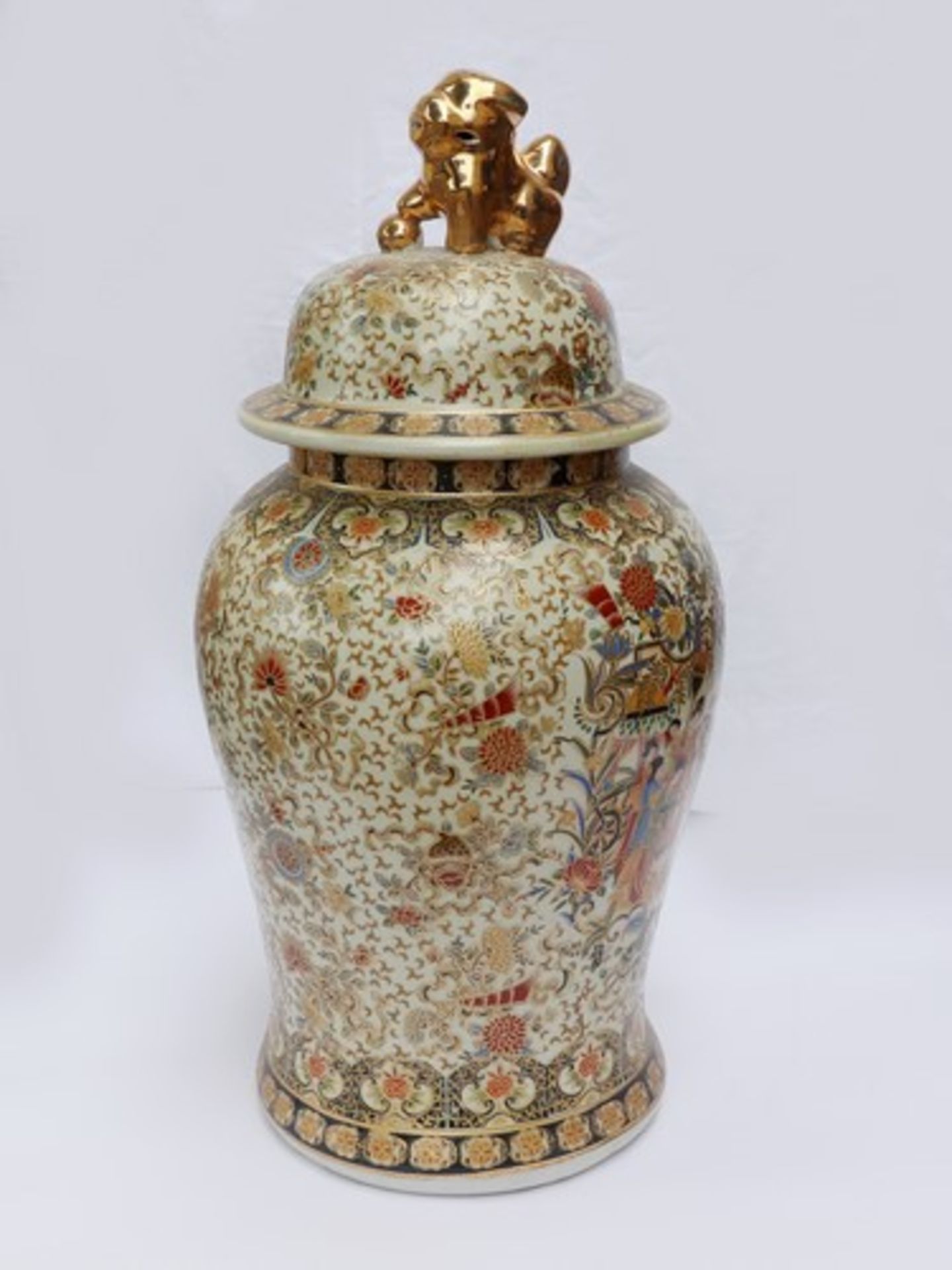 Große Deckelvase20.Jh., China, Keramik, umlaufend polychrom bemalt u. m. Umdruckdekor verziert, - Bild 2 aus 4