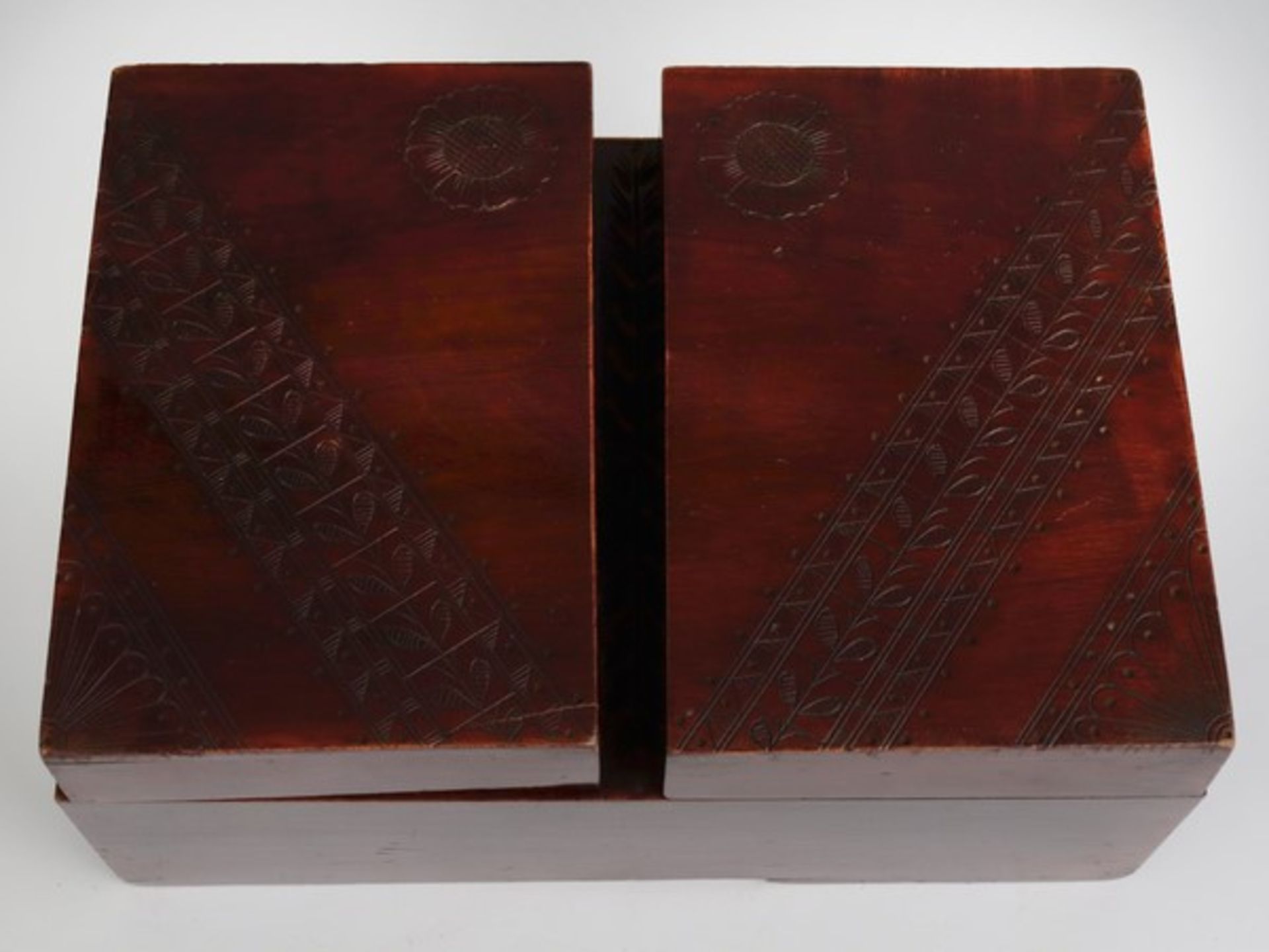 Holzschatulleum 1920, rötlich gebeizt, zweiflügeliger Deckel seitl. zum Aufklappen, 3 Fächer, - Bild 3 aus 4