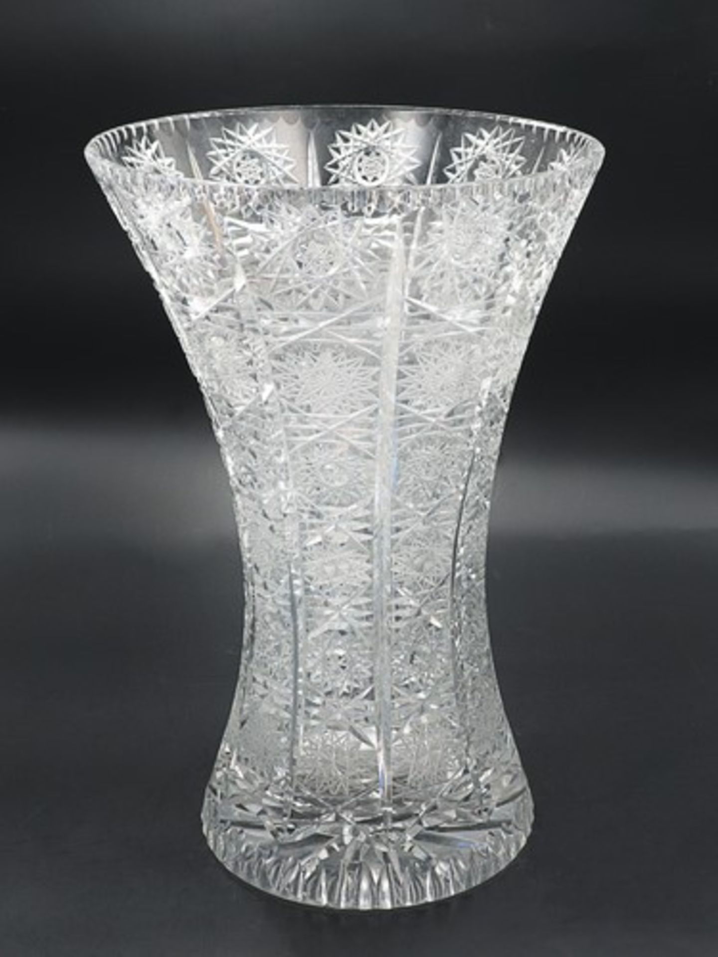 Böhmen - Vase1900/20, Böhmen, farbloses Bleikristallglas, runder Stand m. Bodenstern, konkaver