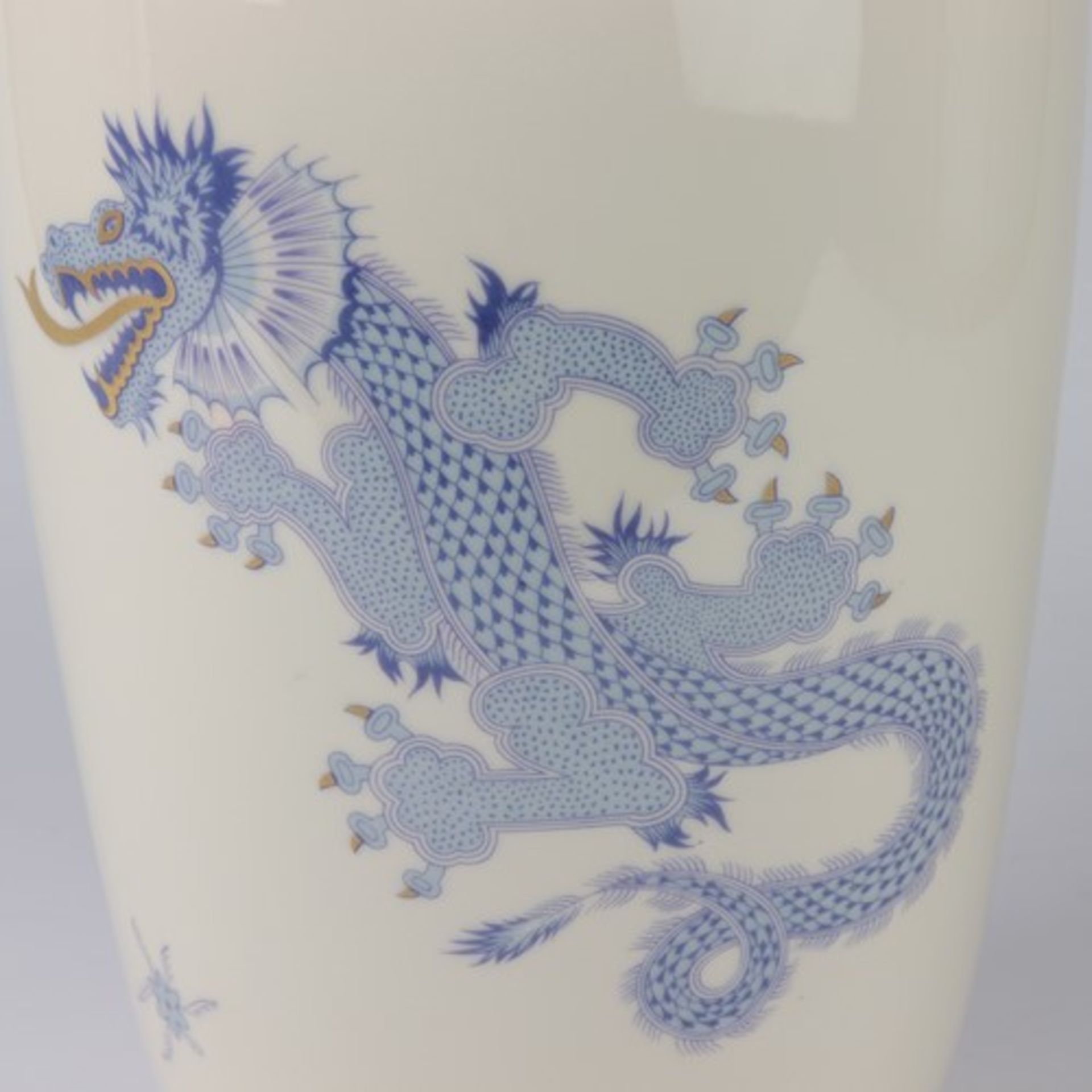 Lichte - Vasegrüne Marke, Balusterform, Vorder u. Rückseite m. stilisierten Drachen in Blau- u. - Bild 3 aus 5