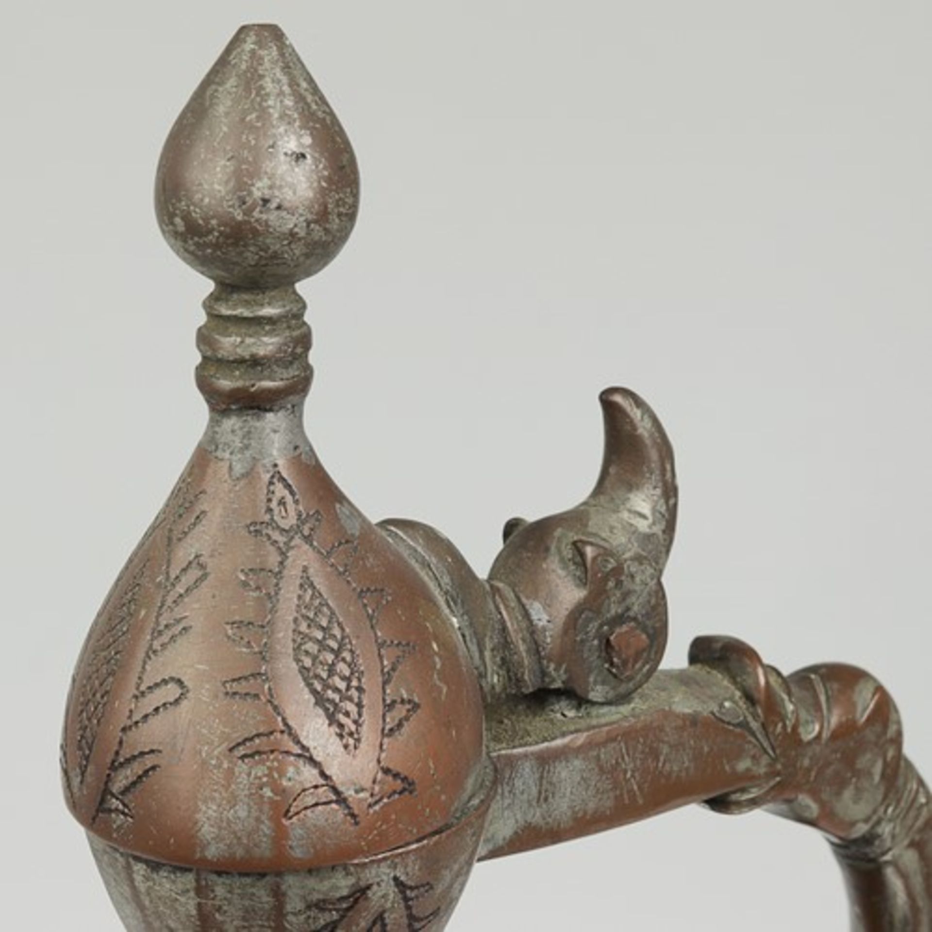 Kanne - Indien/Orientalischwohl um 1900, im Stil der Bidriware, Metall, verkupfert, runder Stand, - Bild 5 aus 6