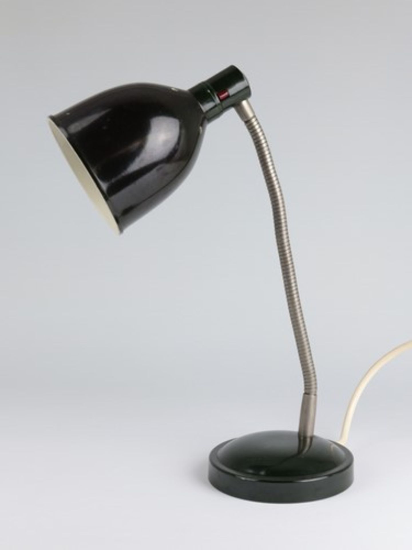Tischlampeum 1920/30, Metall/Bakelit, dunkelgrün gefasst, einflammig, runder Stand, biegbarer - Image 2 of 5