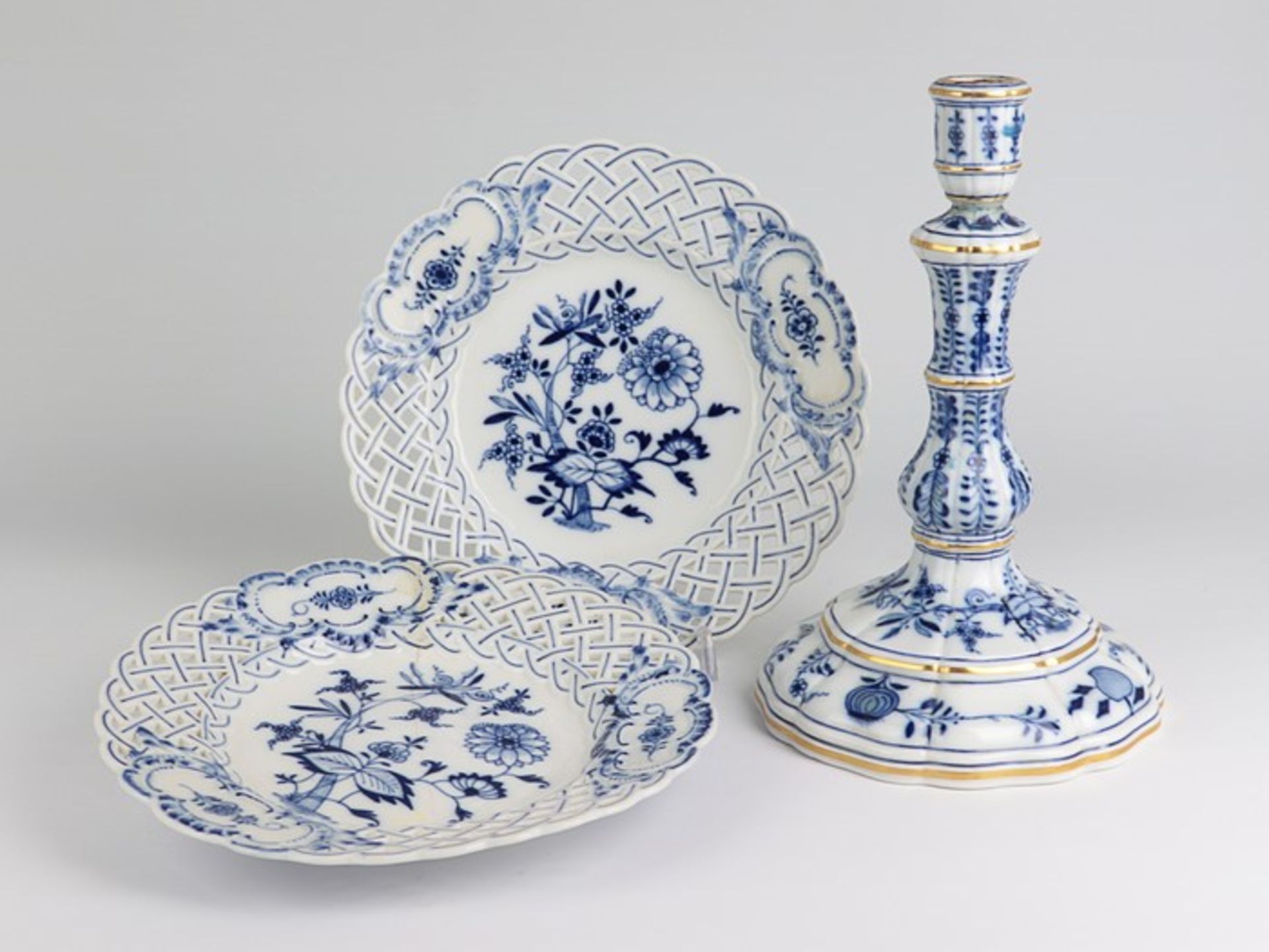 Meissen - Konvolut1850-1924, blaue Knaufschwerter, 2x 4. Wahl, 3 St., Dekor "Blaues