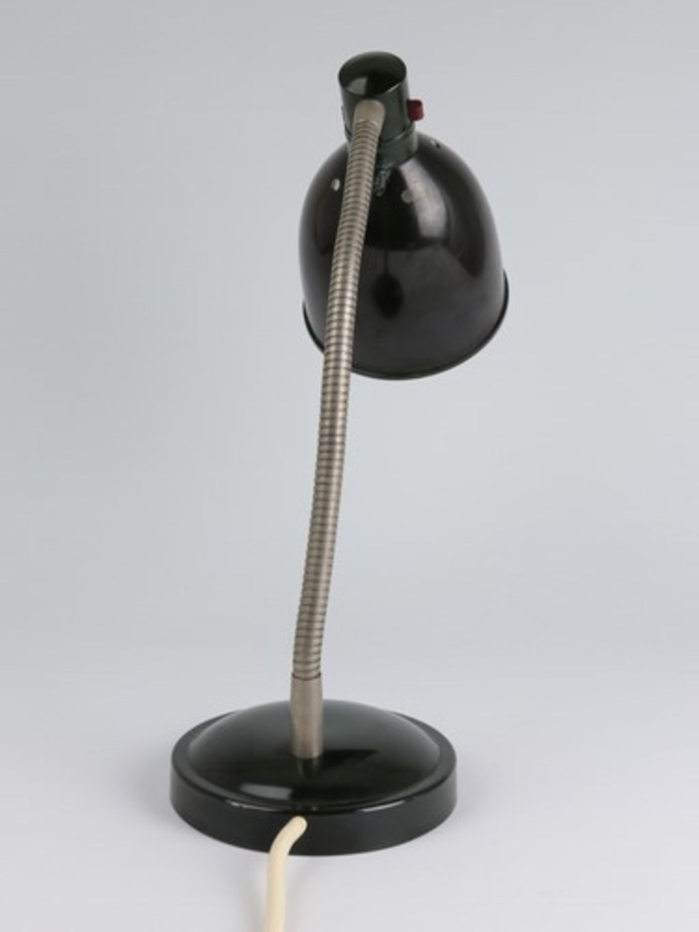 Tischlampeum 1920/30, Metall/Bakelit, dunkelgrün gefasst, einflammig, runder Stand, biegbarer - Image 3 of 5