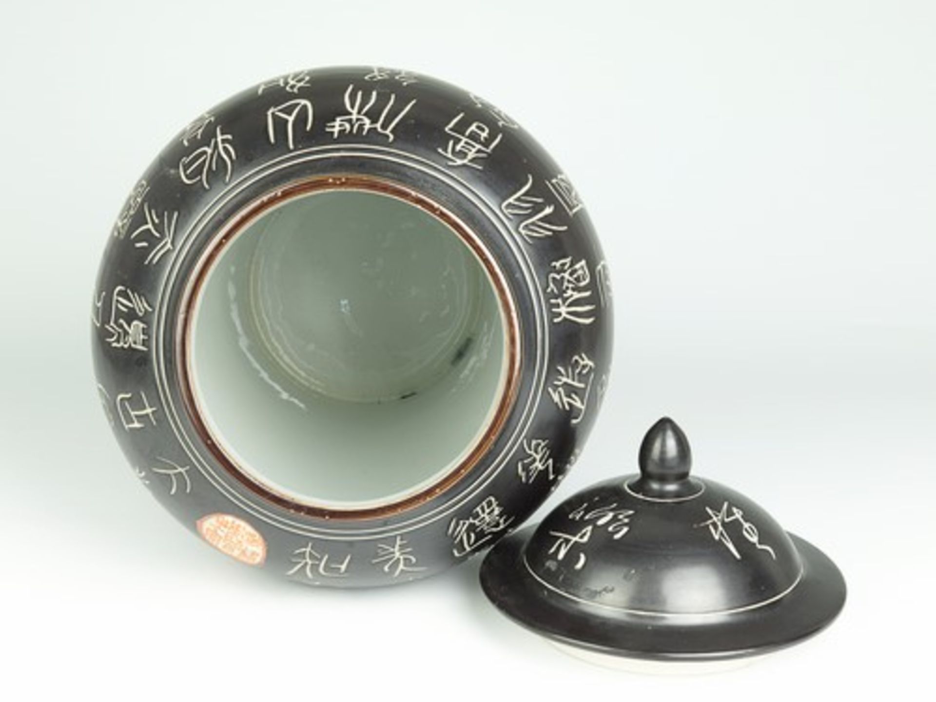 Deckelvase - China20.Jh., Porzellan, ungem., schwarz lasiert, umlaufend m. Schriftzeichen - Bild 6 aus 7