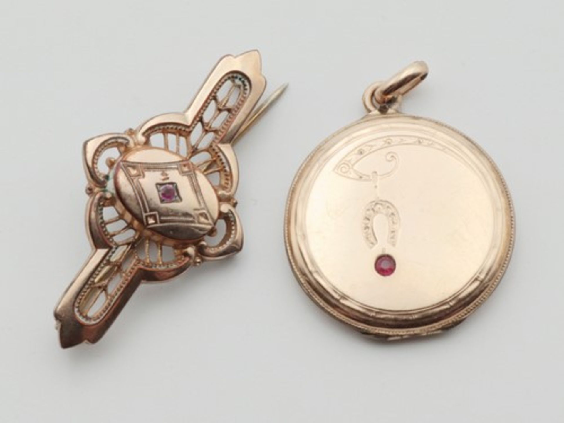 Konvolutum 1900, 2 St., vergold., Medaillon, rund, aufklappbar, mit eingraviertem Hufeisendekor, L