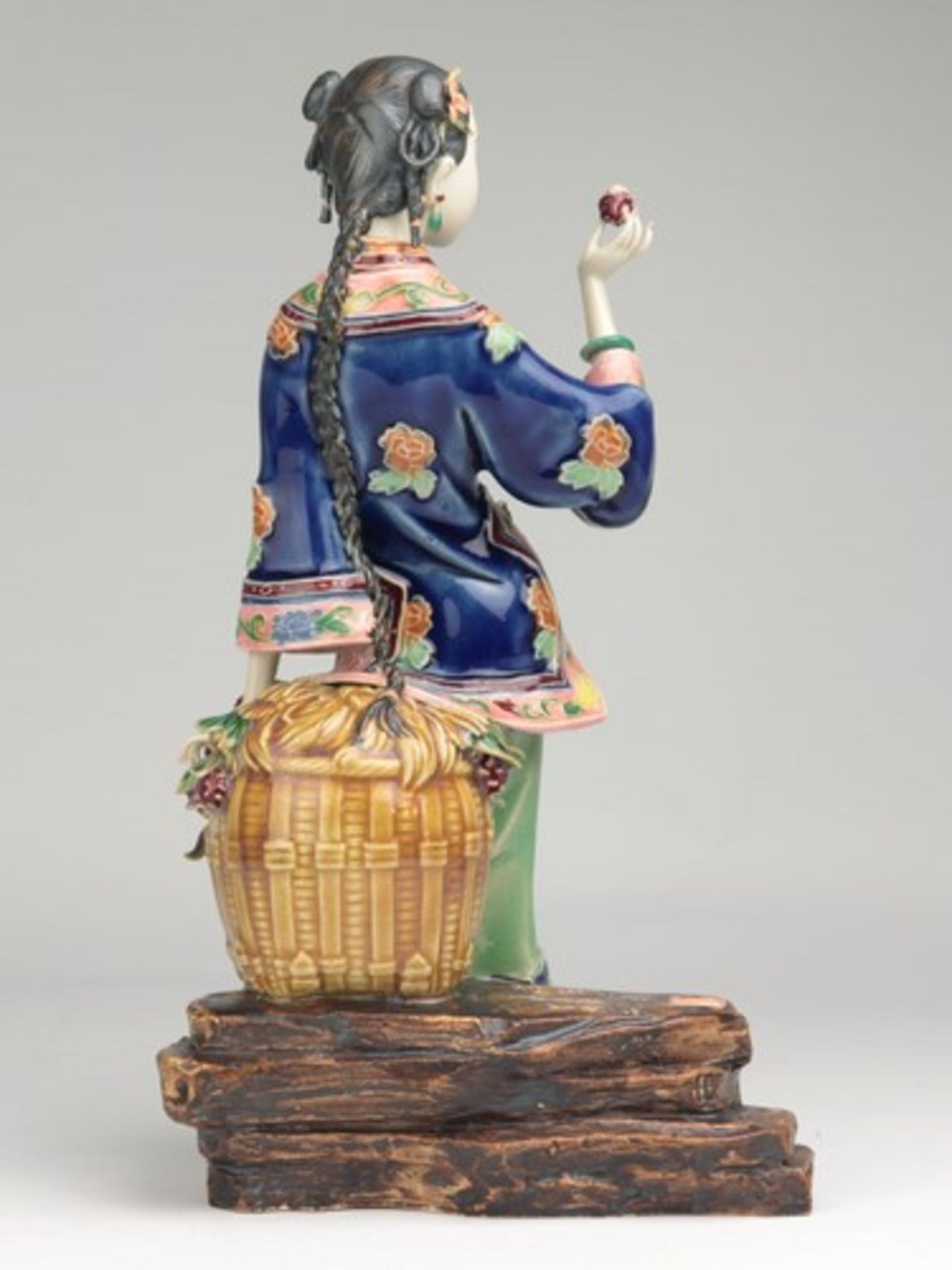 Figur - China20.Jh., Keramik, polychrom bemalt, gest., vollplastische Figur einer Chinesin ,eine - Bild 4 aus 11