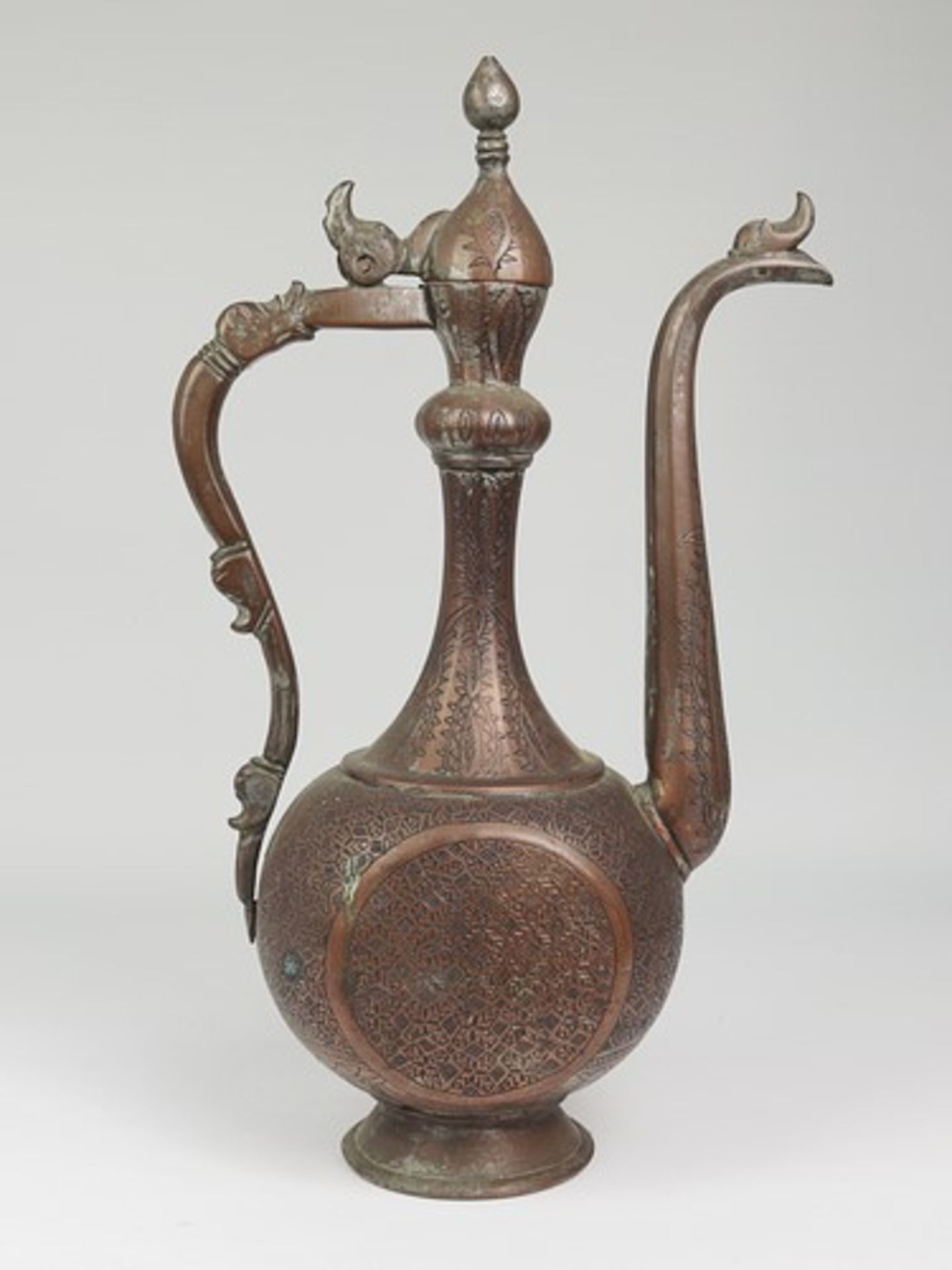 Kanne - Indien/Orientalischwohl um 1900, im Stil der Bidriware, Metall, verkupfert, runder Stand,