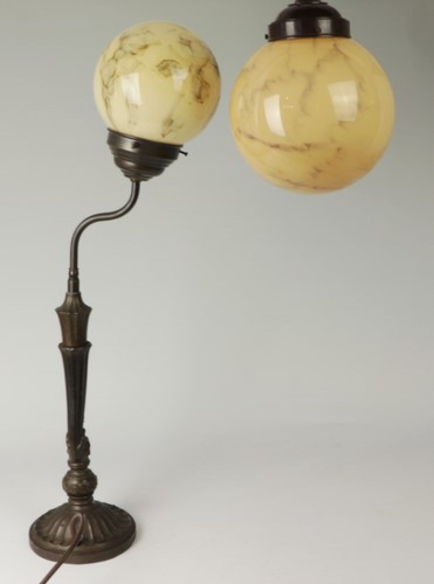 TischlampeMetall, einflammig, Rundfuß, konischer Schaft, kanneliert, un. reliefierte Kugel, - Image 2 of 4