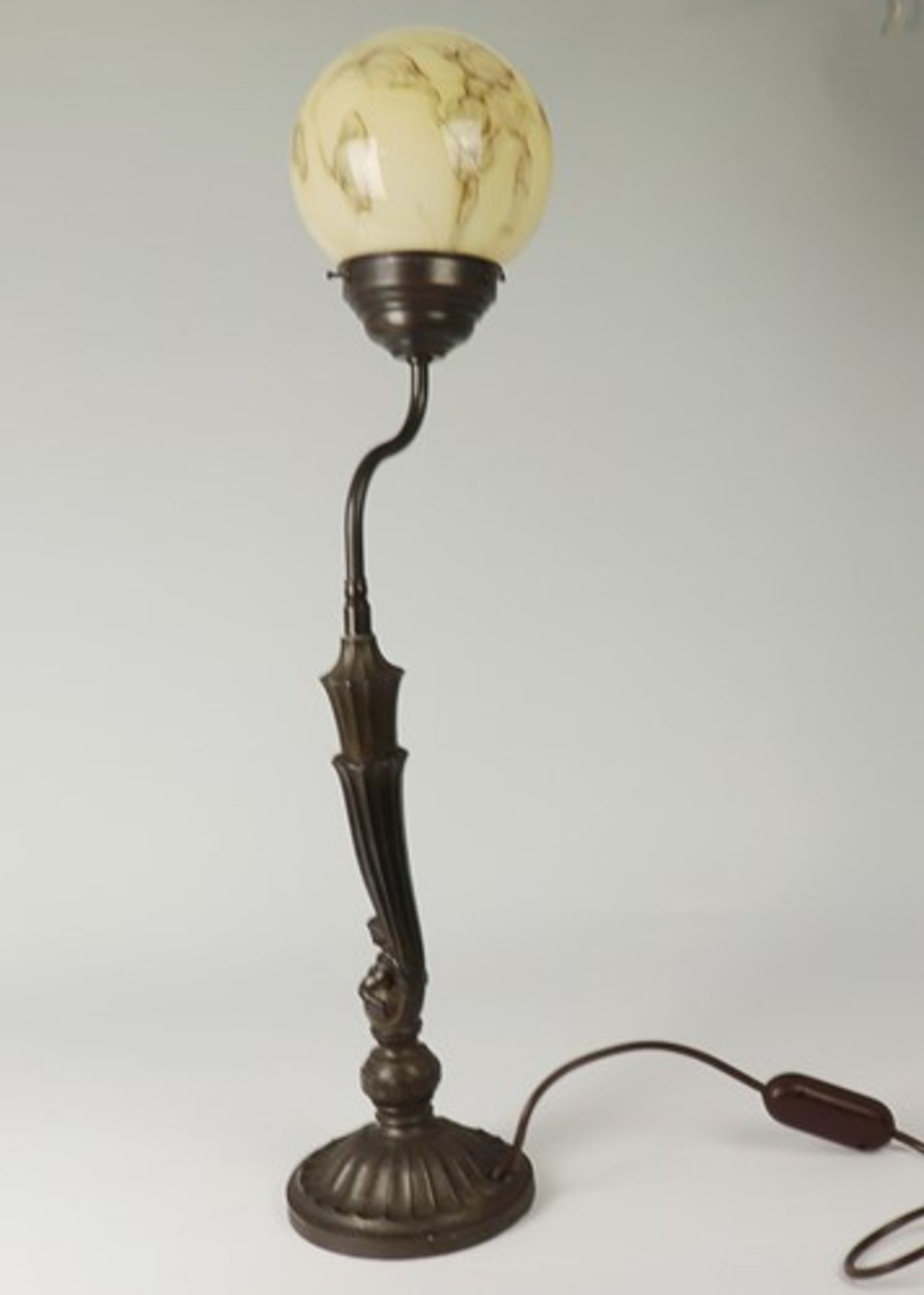 TischlampeMetall, einflammig, Rundfuß, konischer Schaft, kanneliert, un. reliefierte Kugel, - Image 3 of 4