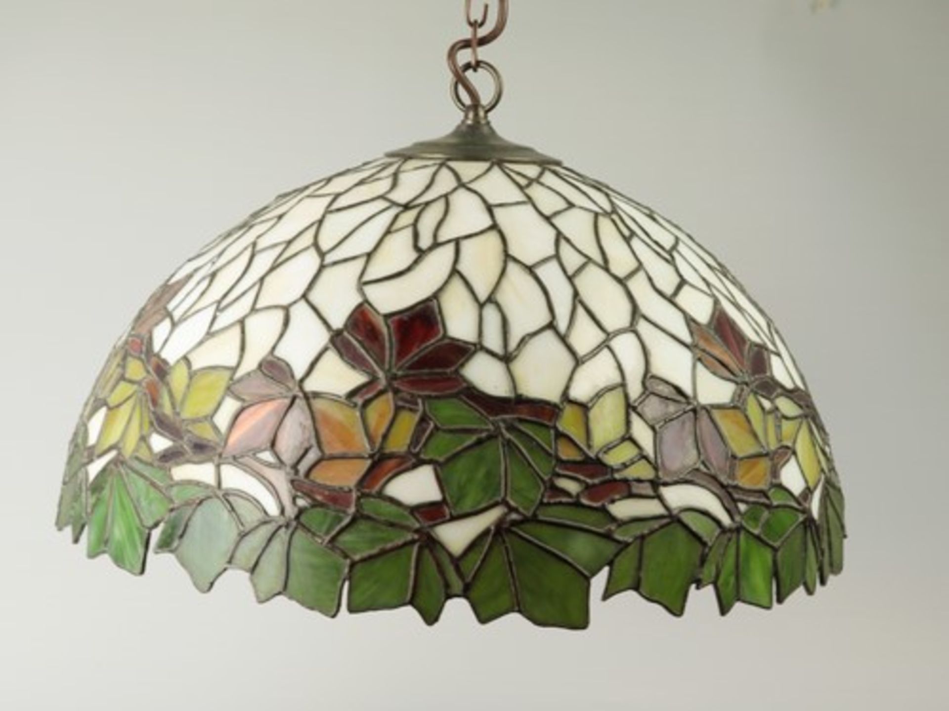 Deckenlampe - Tiffany-StilBleiglas, dreiflammig, Halbkugelform m. unregelmäßigem Rand,