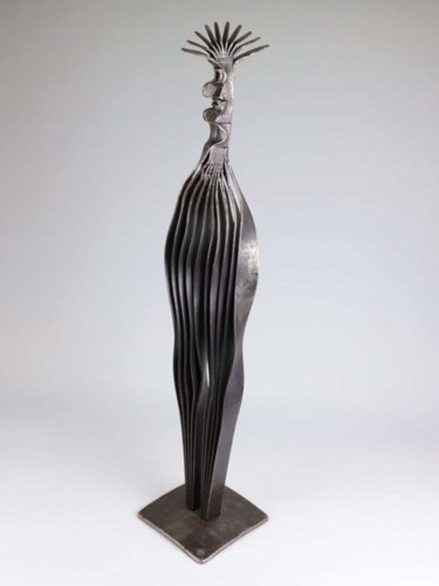 Moderne PlastikE. 20.Jh., Metall, patiniert, Sinnbild einer menschlichen Figur, m. Platten in Form