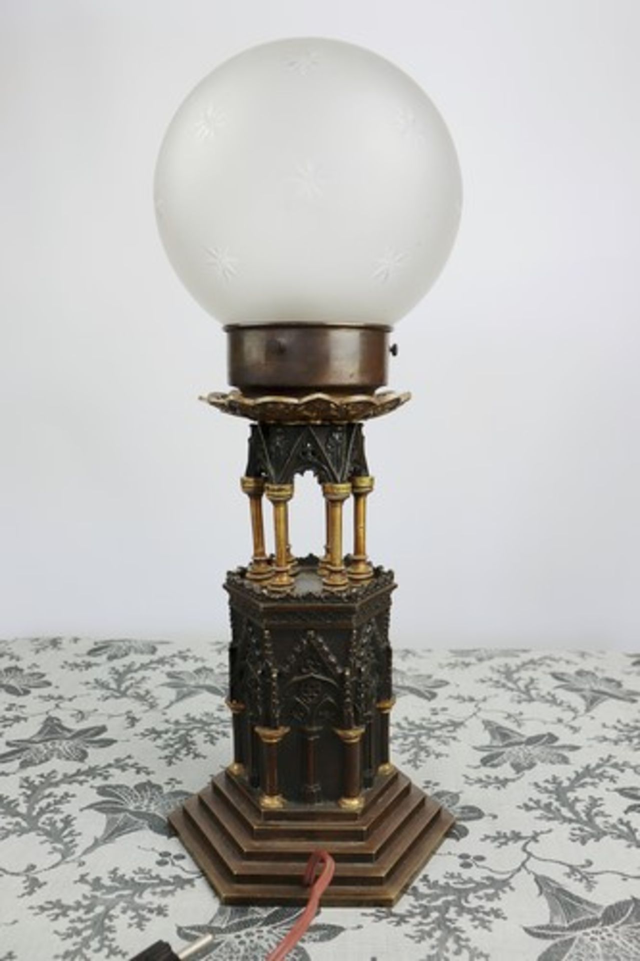 Tischlampe - Neogotikum1860, Bronze/Messing, einflammig, hexagonaler, mehrfach abgetreppter Stand, - Image 6 of 9