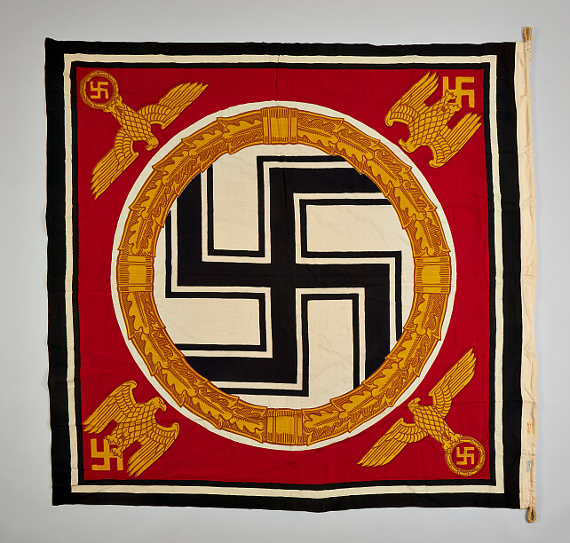 Deutsches Reich 1933 - 1945 - Führende Persönlichkeiten des 3.Reiches : Führerstandarte.Exemplar zur - Image 2 of 4