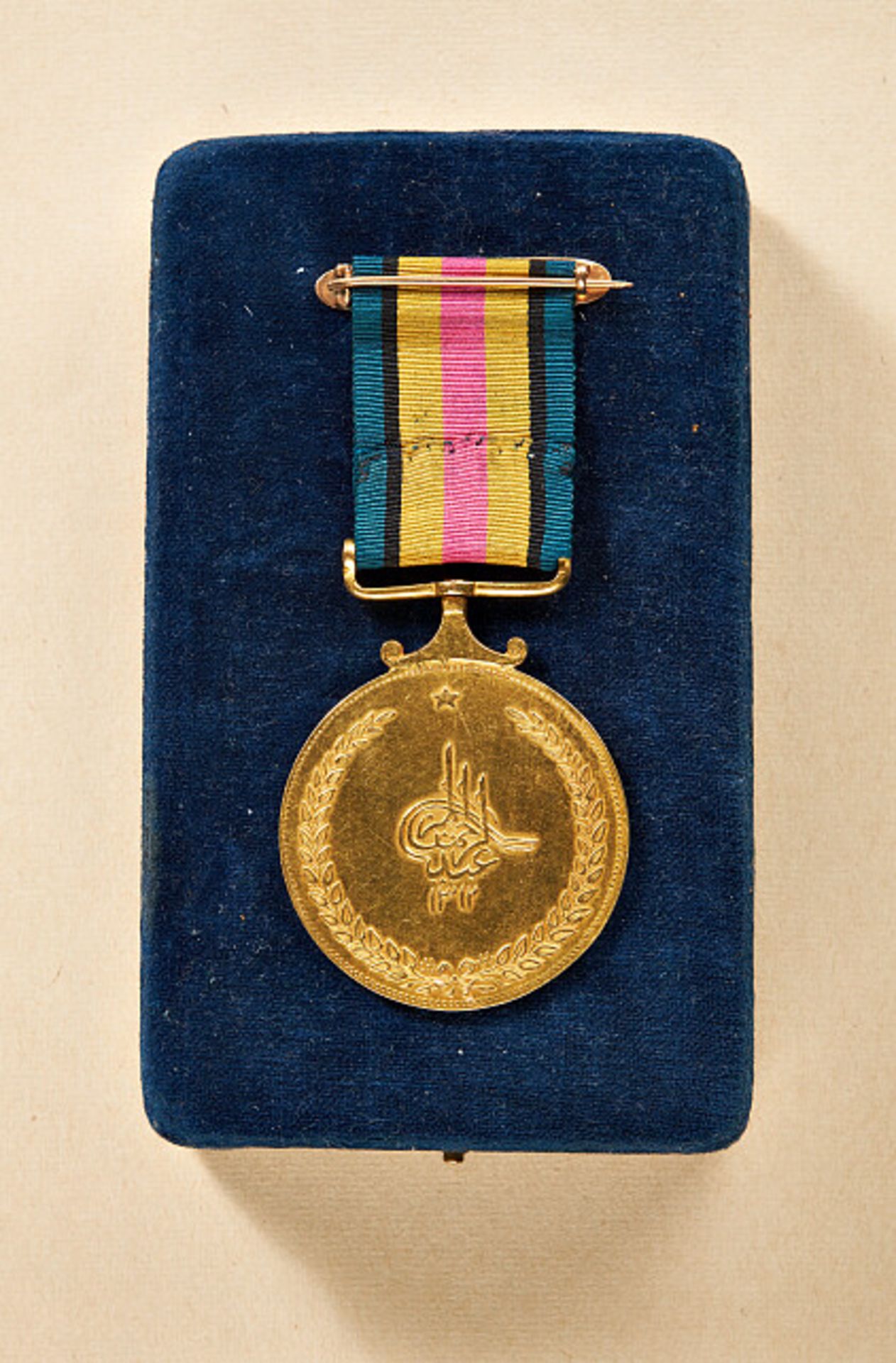 Ausländische Orden & Ehrenzeichen - Afghanistan : Goldene Verdienstmedaille.Ausländische Orden & - Bild 2 aus 2