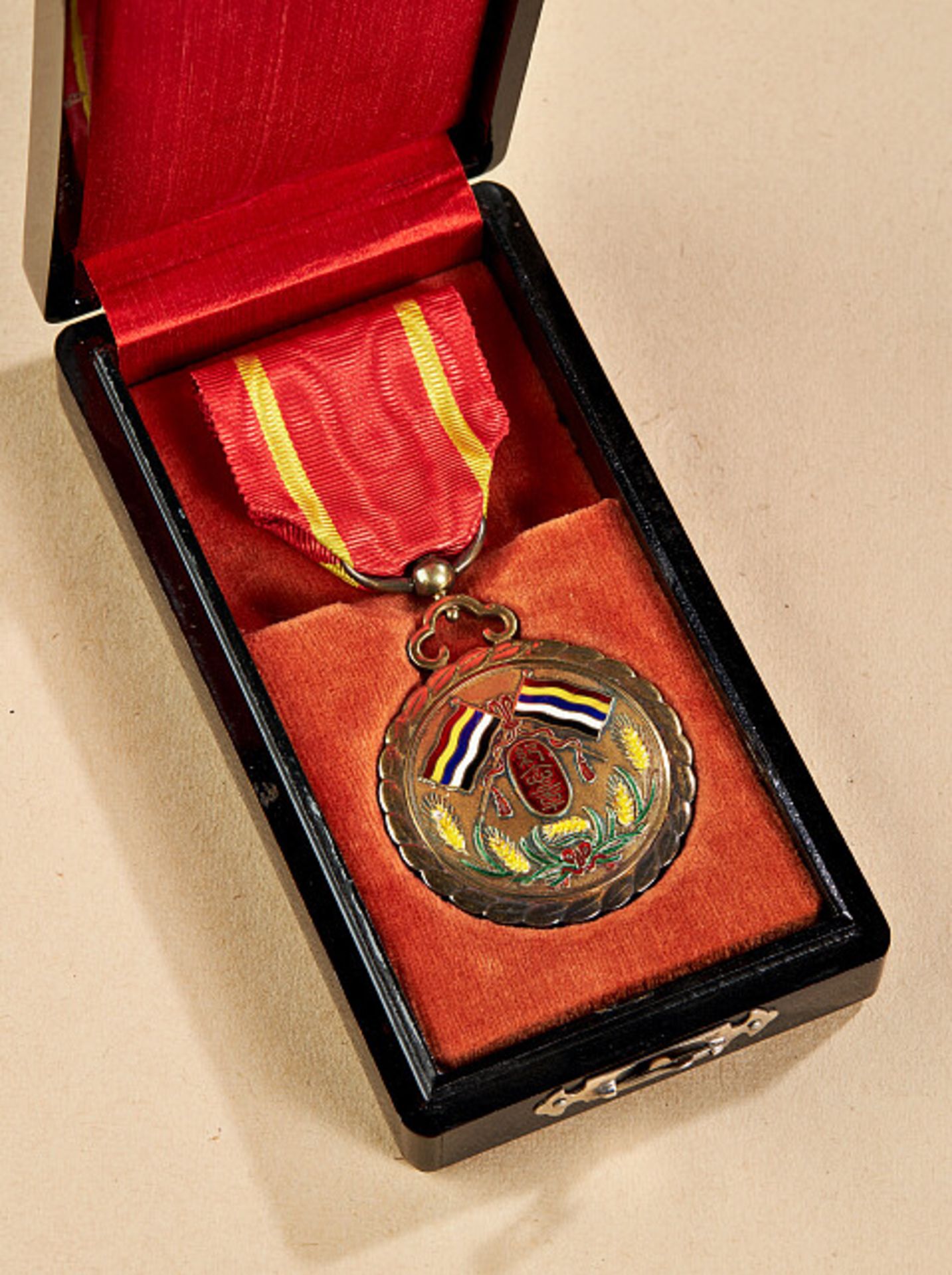 Ausländische Orden & Ehrenzeichen - China : Goldene Verdienstmedaille mit dem Bild des Kaiser - Image 2 of 3