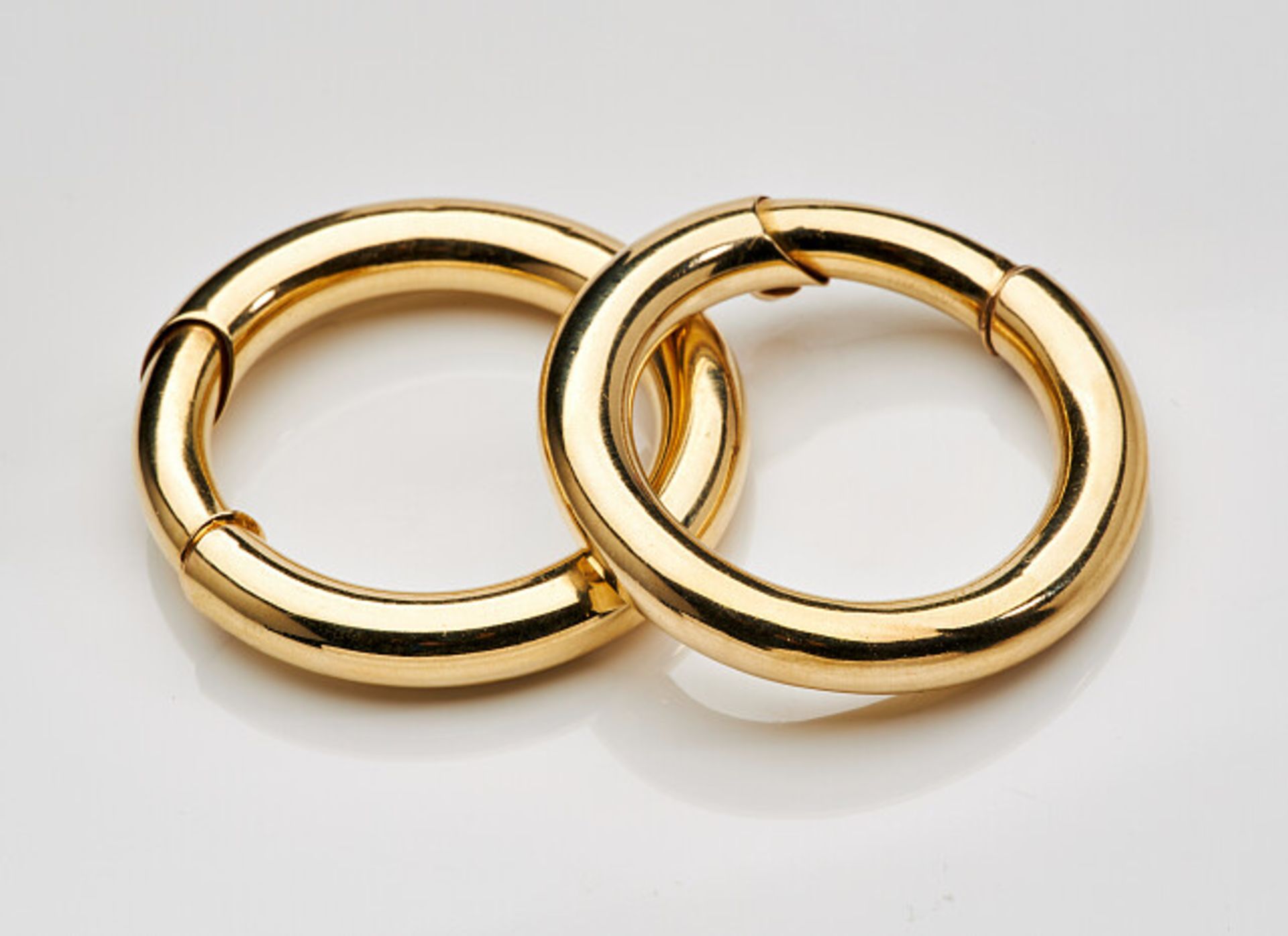 Deutsches Reich 1933 - 1945 - Schmuck und Juwelen : A pair of gold Cartier Earhoops. - Image 2 of 4