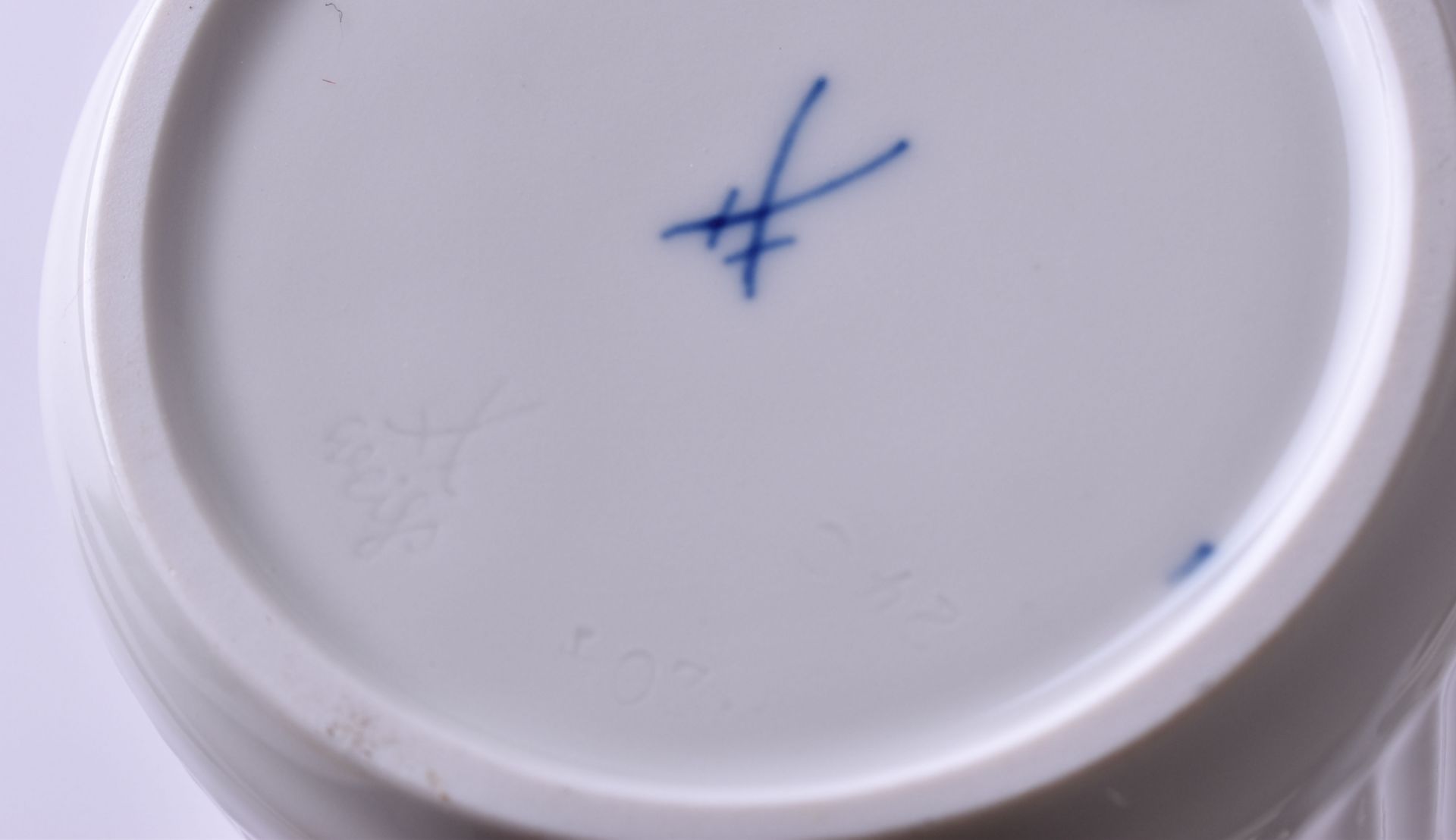 Vase Meissenwhite porcelain, blue swords mark, 1st choice, height: approx. 32.5 cmVase - Bild 3 aus 3