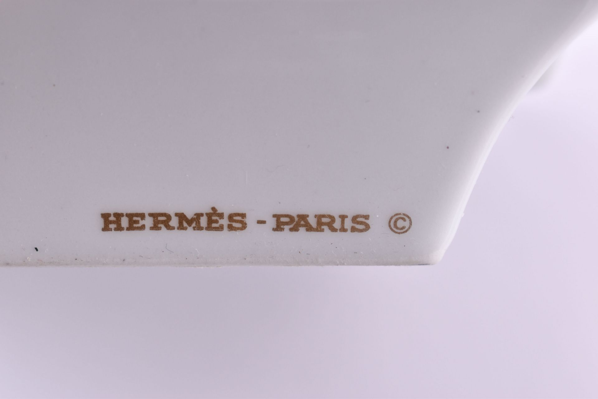 Ashtray Hermèscolored and gold, small chip in the gold rim, decor with horse, 20 cm x16 - Bild 4 aus 4
