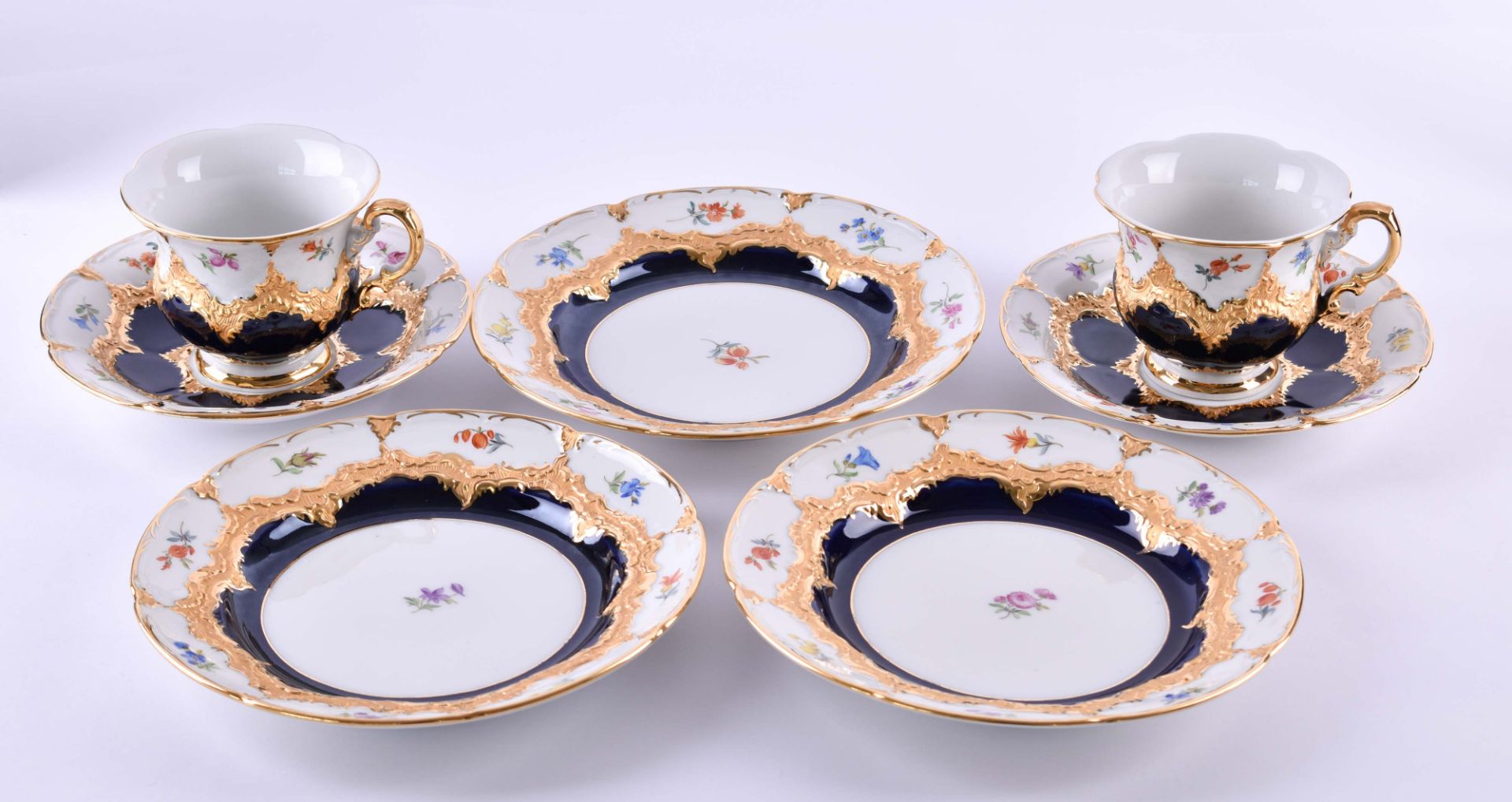 A group of Meissen7 pieces, polychrome painted, richly gilded, baroque with scattered flowers, Model - Bild 2 aus 6