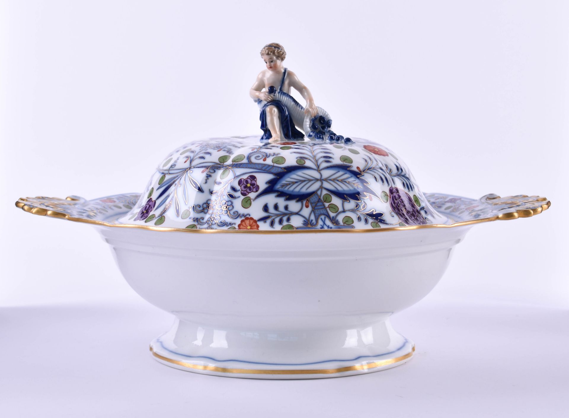 Lid bowl with Amorette Meissen 19th centurywith underglaze blue and polychrome flower painting based - Bild 2 aus 8