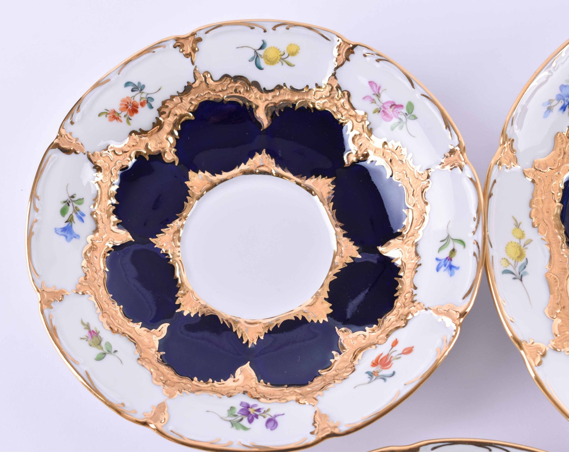 A group of Meissen7 pieces, polychrome painted, richly gilded, baroque with scattered flowers, Model - Bild 5 aus 6