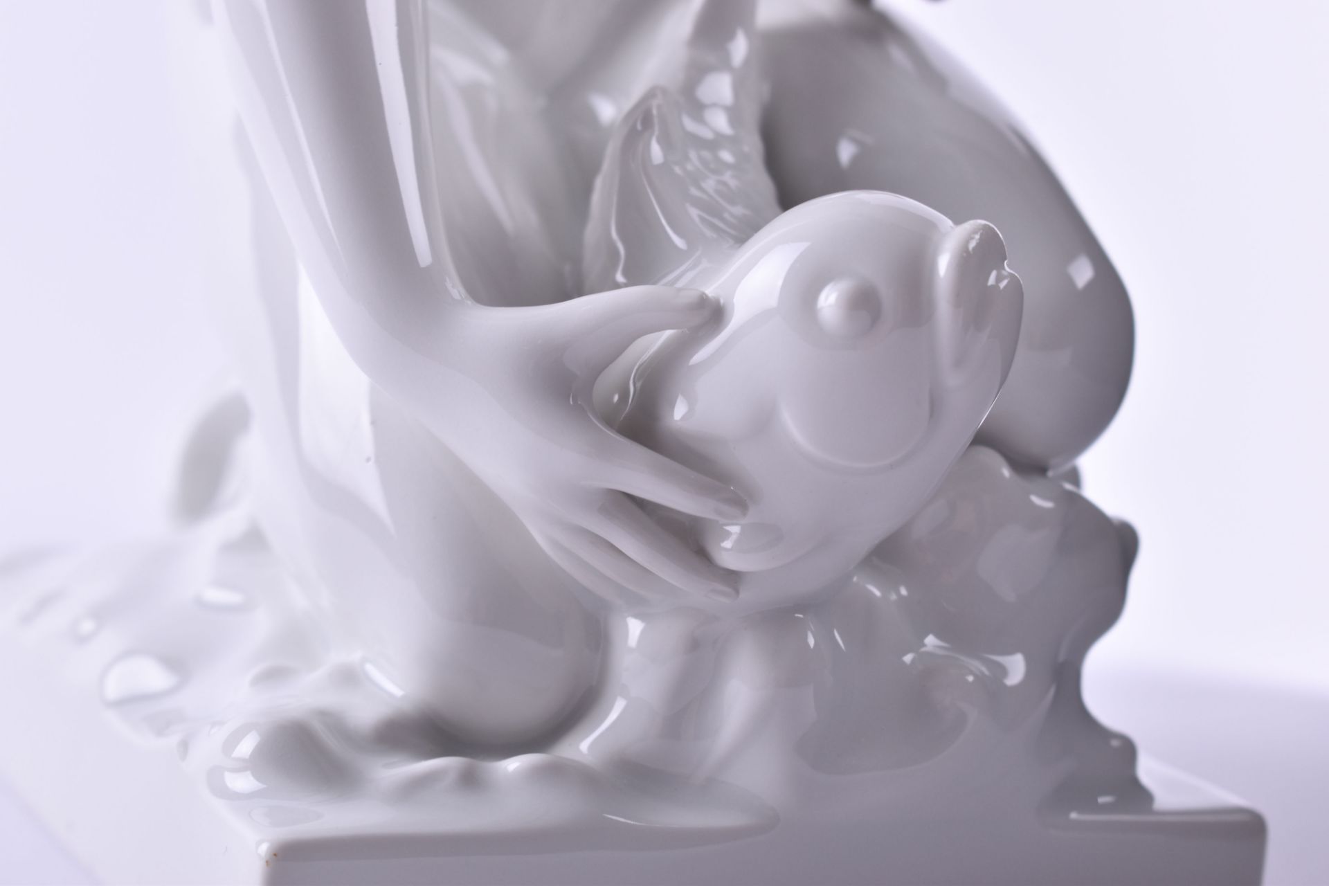Porcelain figure KPMdesigned by Suse Müller, sculpture of a girl with fish crouching in waves, - Bild 5 aus 7