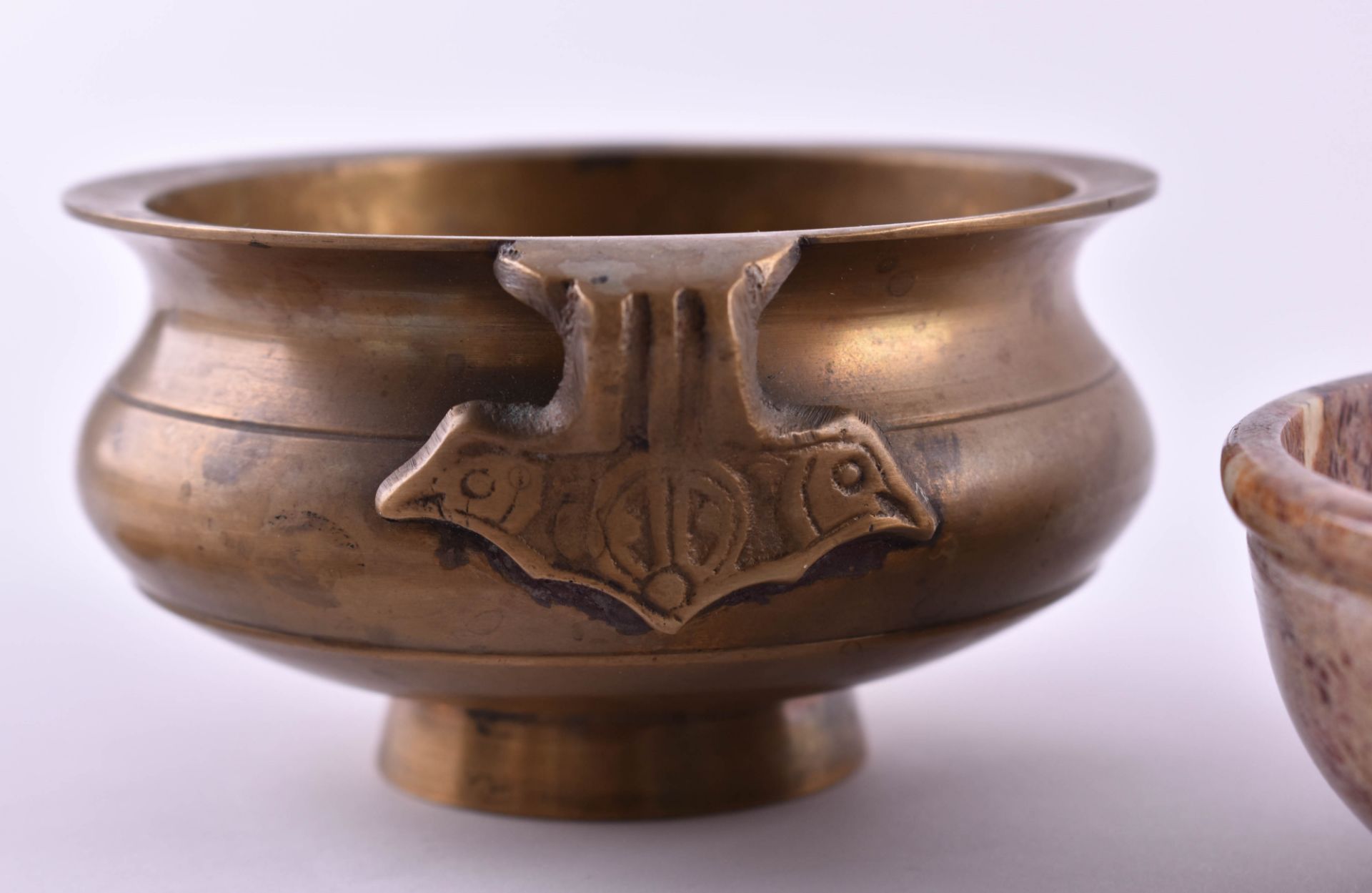 A group of bowls and medallions2 bowls (brass and stone), dimensions: 10 x 6 cm and 10 x 4 cm, 9 - Bild 6 aus 6