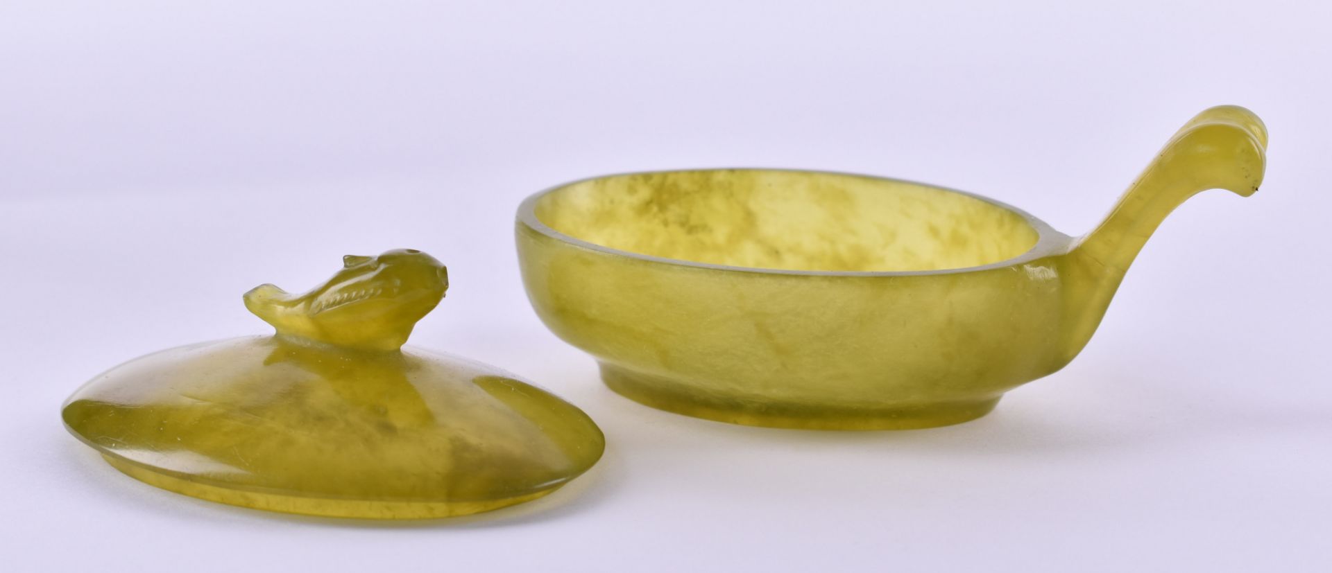 Kovsch Russiagreen-yellow jade, with lid, top is with richly decorative element and with a fish, - Bild 3 aus 5