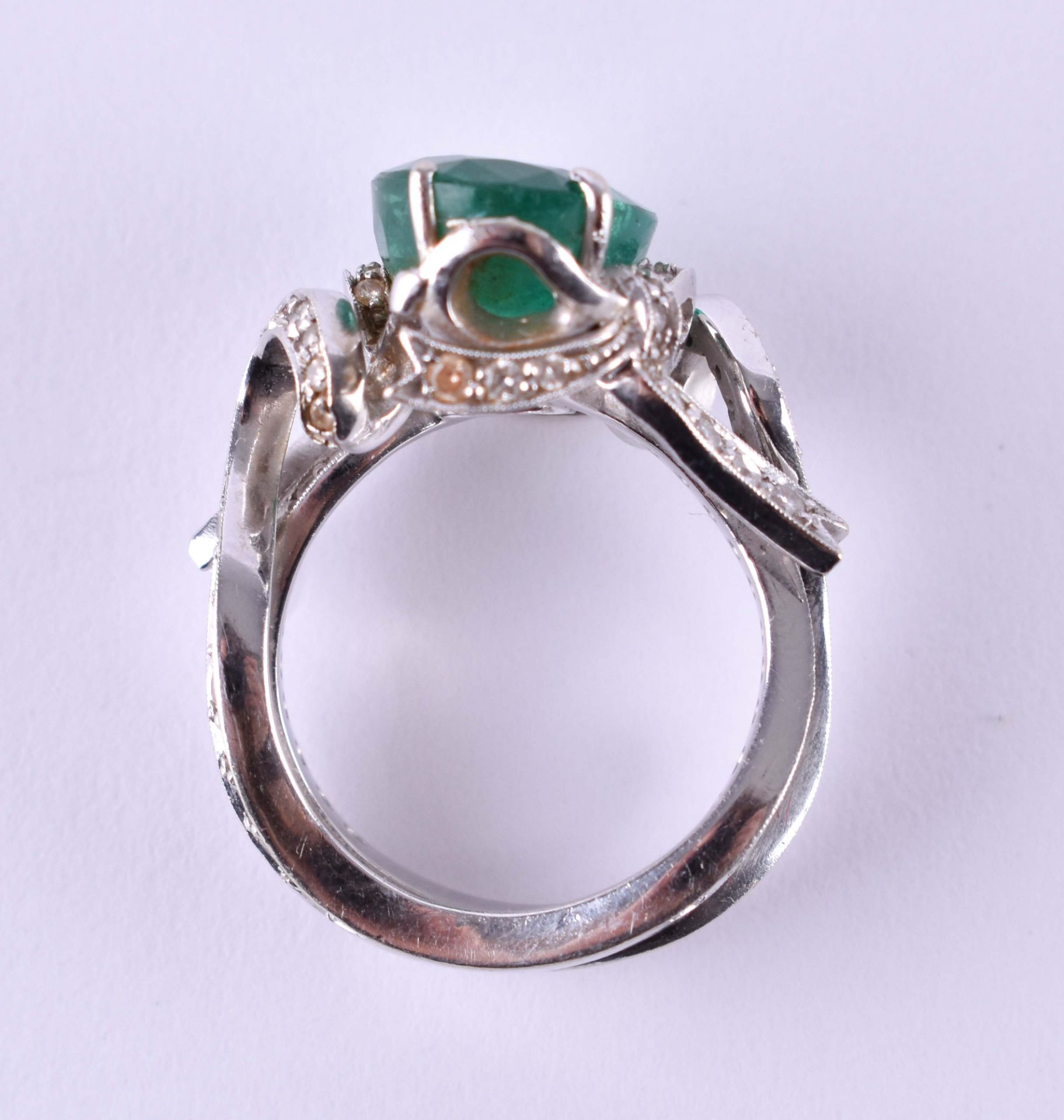 Emerald ringWG 750/000, proved, in the center a big emerald, approx. 4,50 ct., circumferential - Bild 4 aus 4