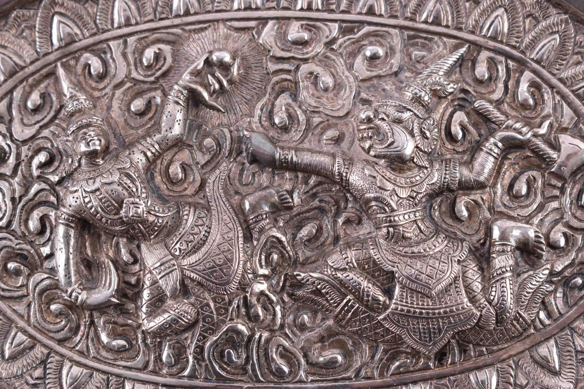 Balinese silver bowlsilver bowl with mythological scene, dimensions: 22 cm x 16.5 cm x 2.5 cm, raw - Bild 2 aus 4