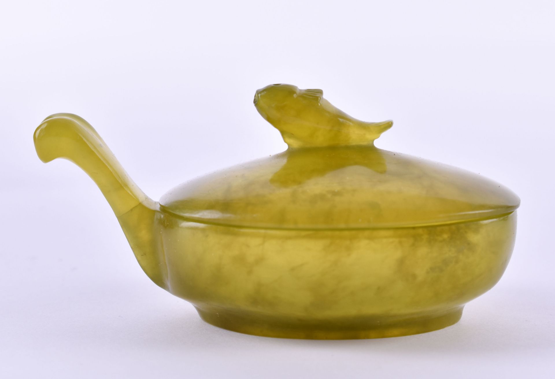 Kovsch Russiagreen-yellow jade, with lid, top is with richly decorative element and with a fish, - Bild 2 aus 5