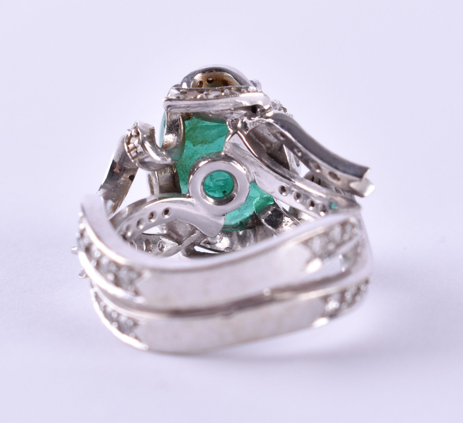 Emerald ringWG 750/000, proved, in the center a big emerald, approx. 4,50 ct., circumferential - Bild 3 aus 4