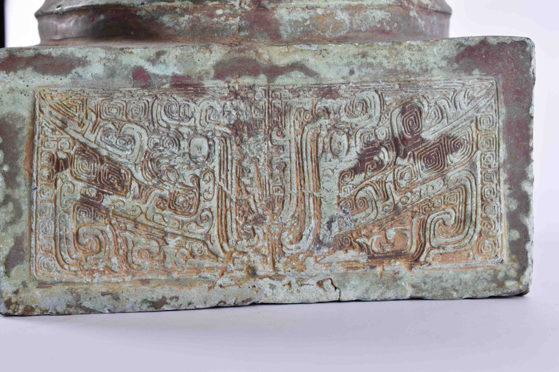 Ritual vessel China Ming dynastybronze, green patina, surrounding with archaic decor, height: 20,5 - Bild 4 aus 5