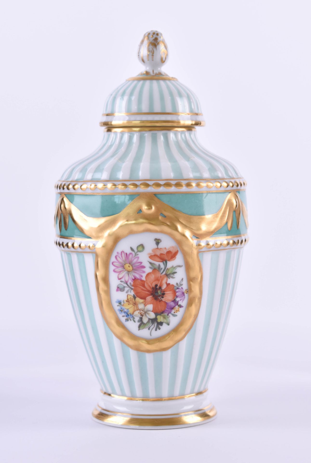 Lid vase KPMlidded vase in Empire style, in the reserves with German flower bouquet, in the - Bild 2 aus 6