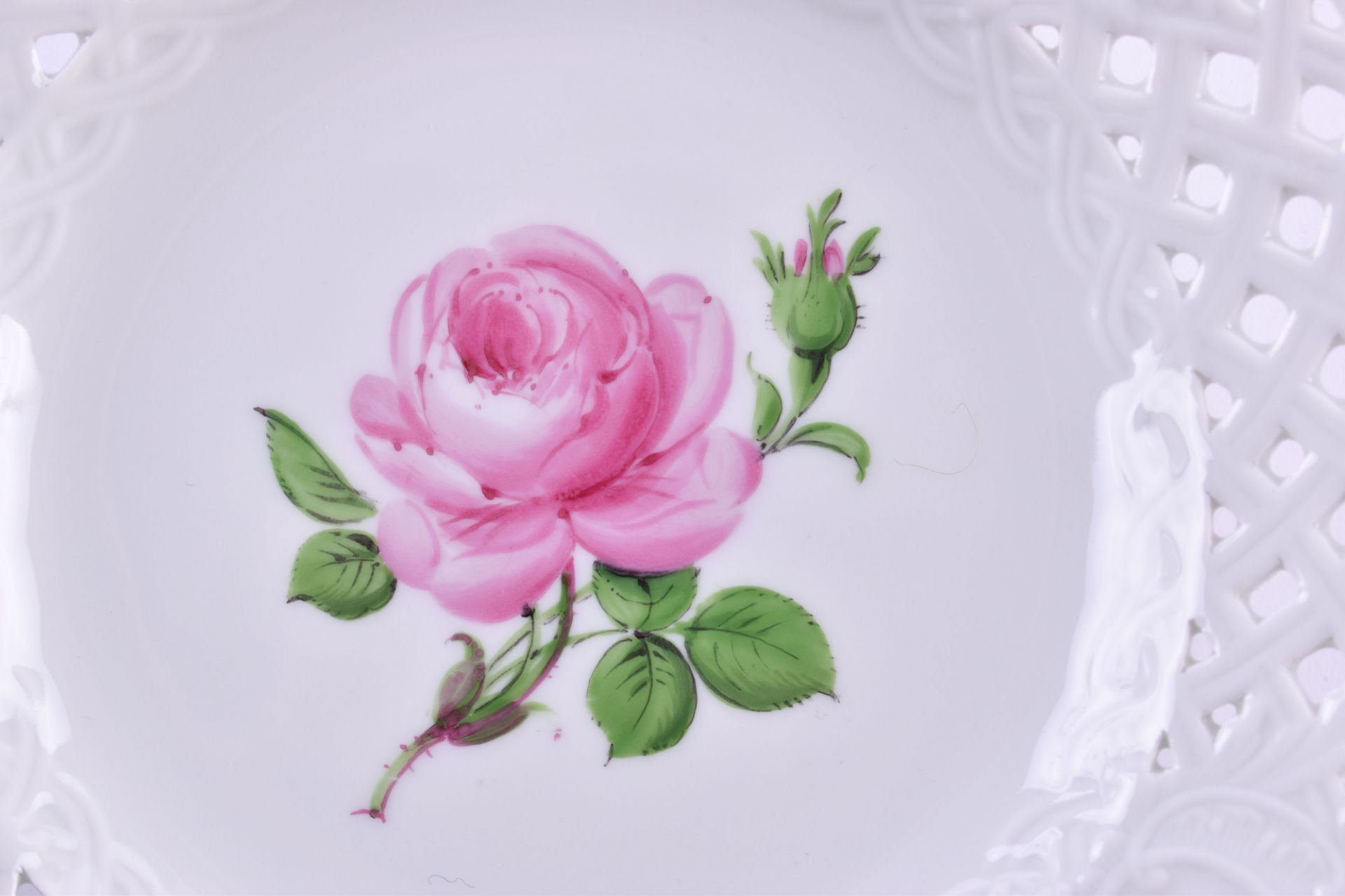 A small plate Meissendecor rose, openwork porcelain, blue sword mark, Ø 15.5 cm, 1st choiceKleiner - Bild 2 aus 4