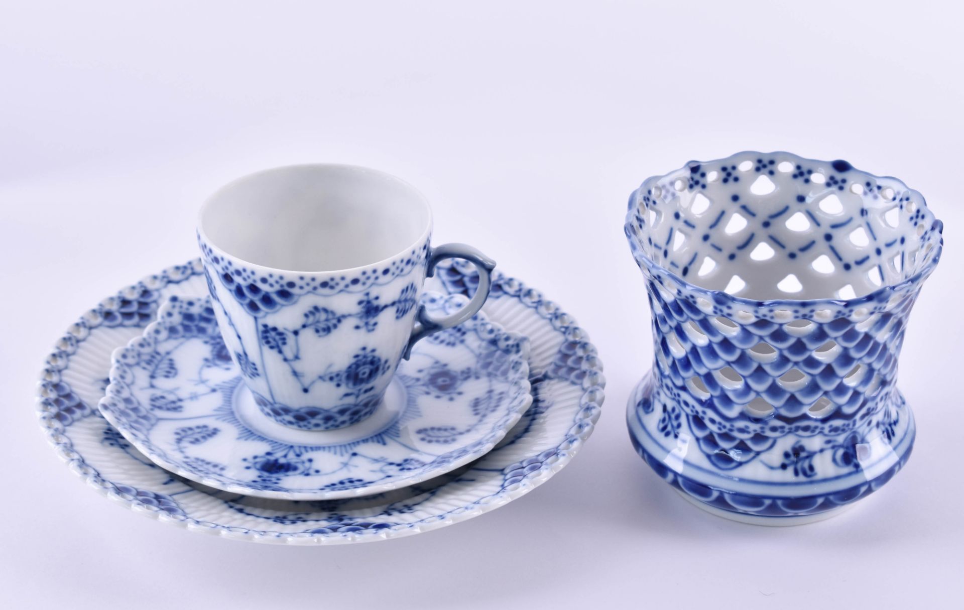 A group of Royal Copenhagen4 pieces, in the typical blue and white painting mocha set and - Bild 2 aus 6