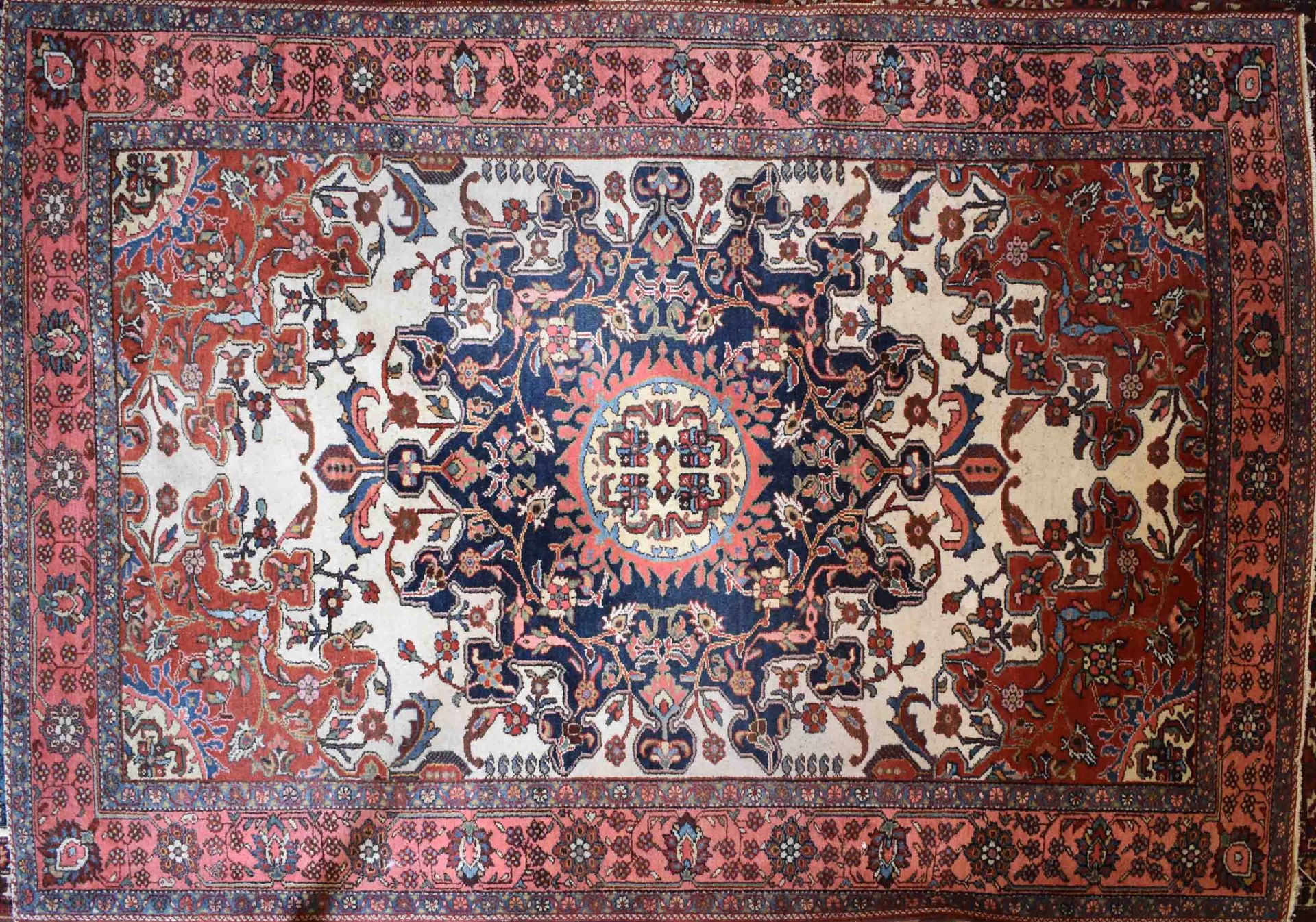 Old oriental carpethand-knotted, 1.95 mx 1.39 mAlter Orientteppichhandgeknüpft, 1,95 m x 1,39 m