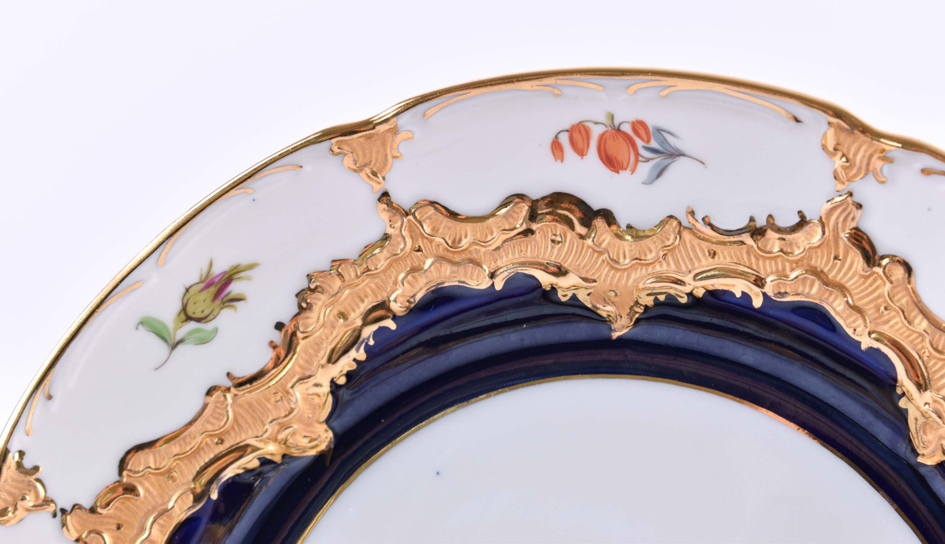 A group of Meissen7 pieces, polychrome painted, richly gilded, baroque with scattered flowers, Model - Bild 4 aus 6