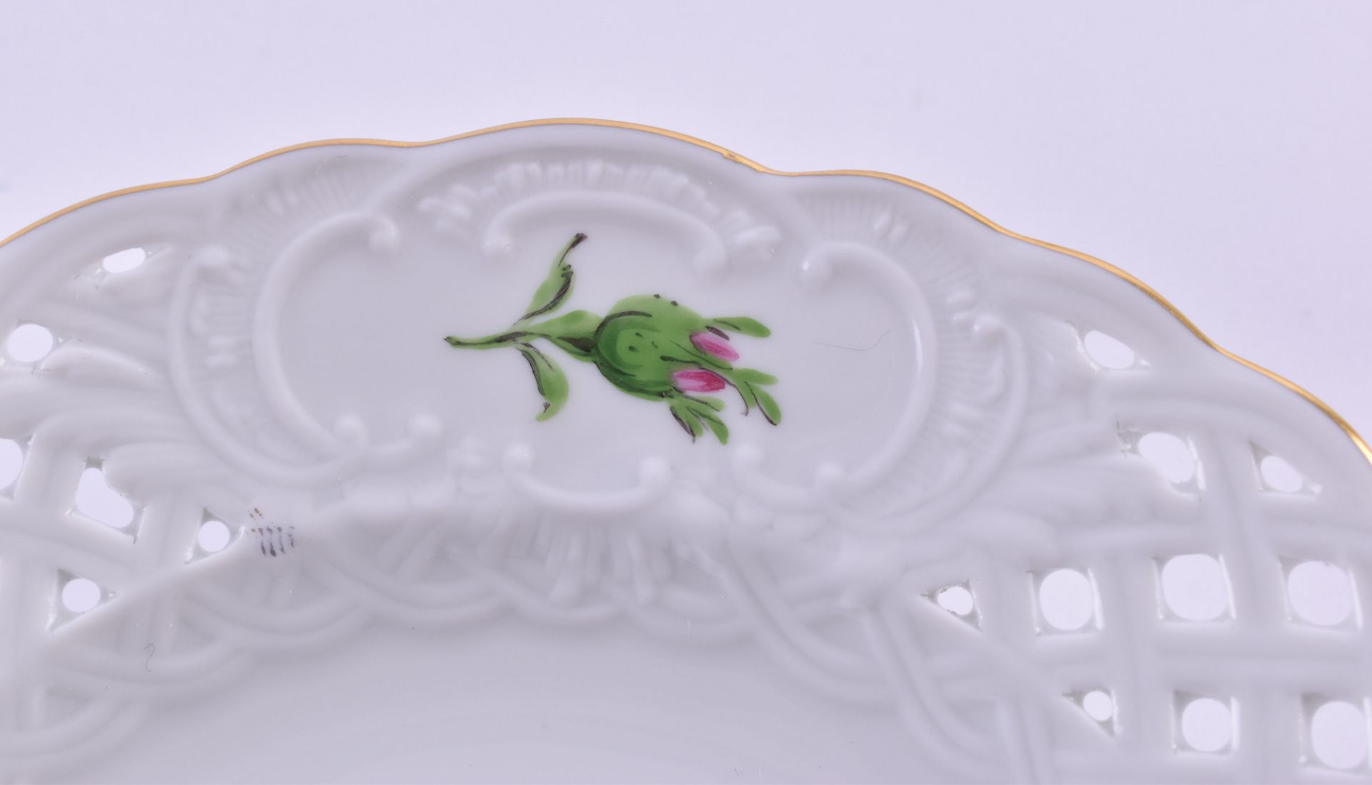 A small plate Meissendecor rose, openwork porcelain, blue sword mark, Ø 15.5 cm, 1st choiceKleiner - Bild 3 aus 4