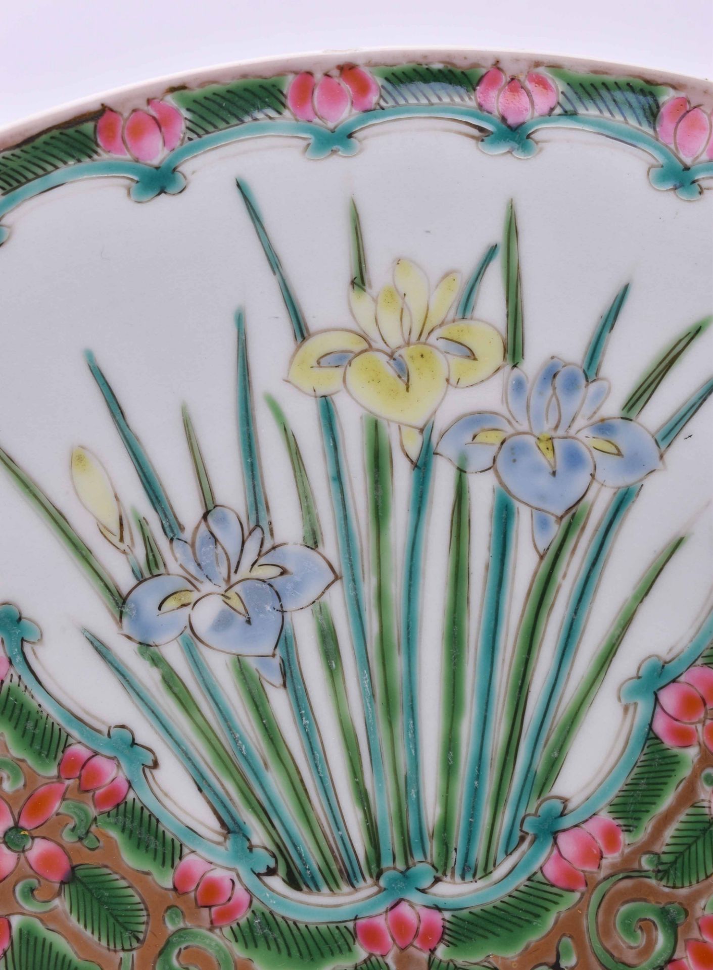 China Qing Dynasty wall platecolored and gold painted with floral decor, under the bottom with - Bild 3 aus 5