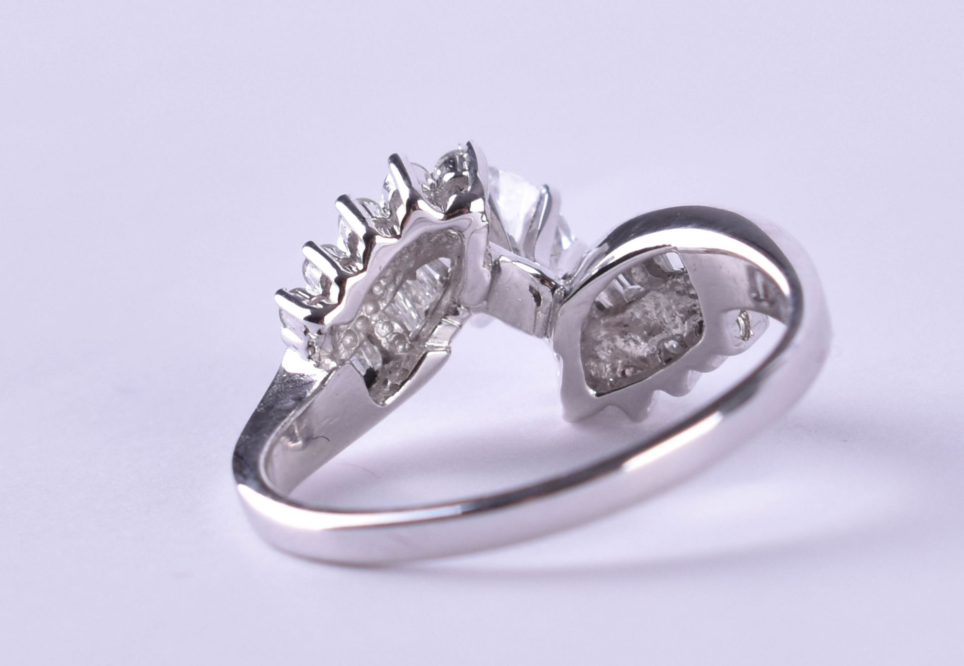 Diamond ringWG 750/000, proved, diamond in navettecut, white in a brilliant quality, ca. 0,50 ct, - Bild 4 aus 5