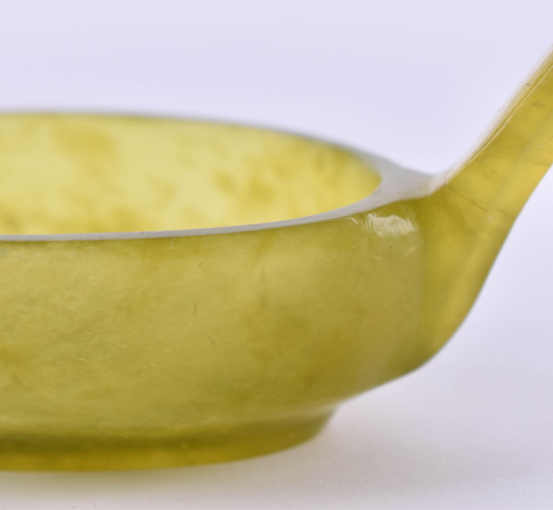 Kovsch Russiagreen-yellow jade, with lid, top is with richly decorative element and with a fish, - Bild 4 aus 5