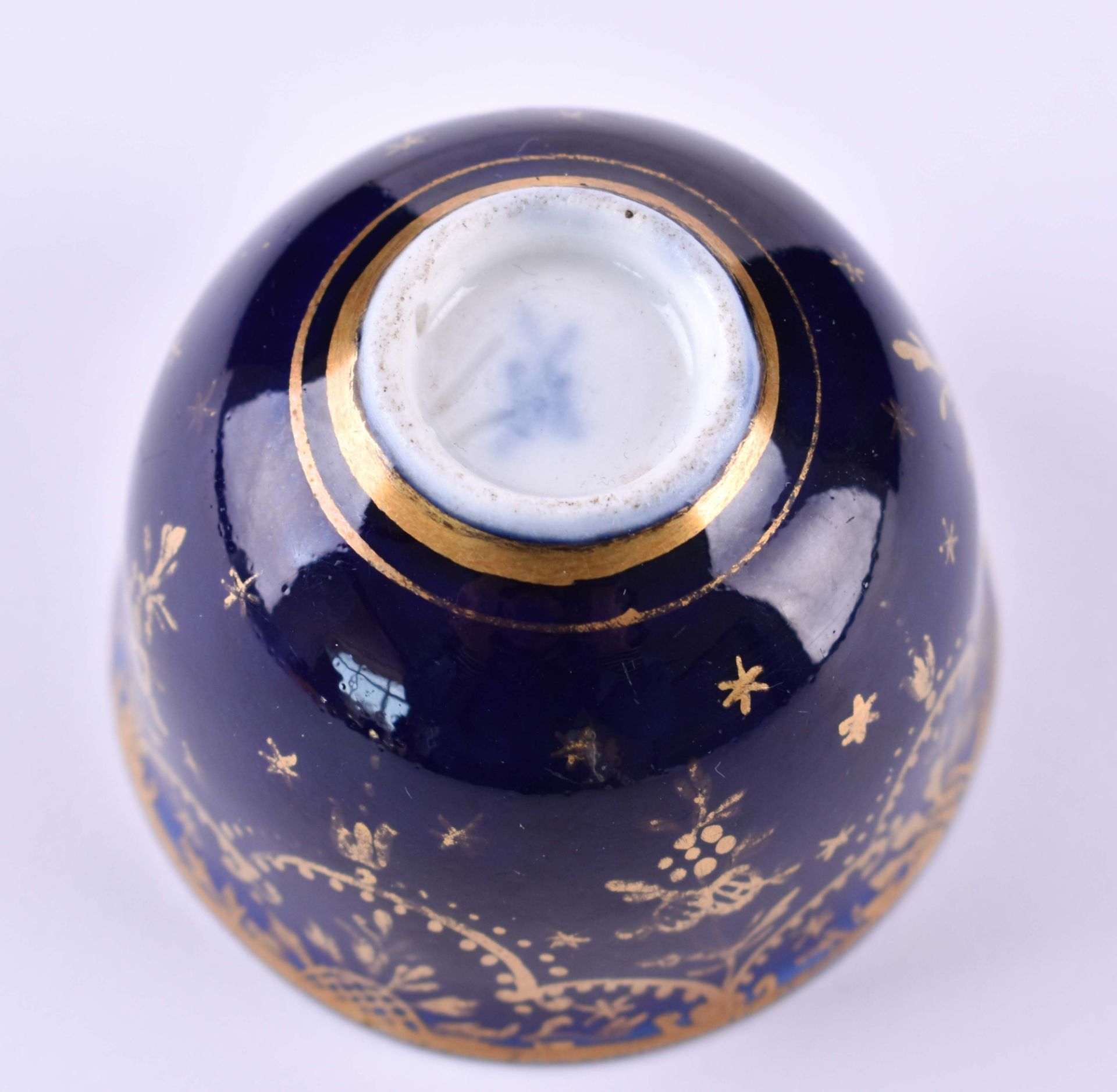 A little mug Meissen 18th centurypowdered in blue, inside and outside with golden floral - Bild 6 aus 6