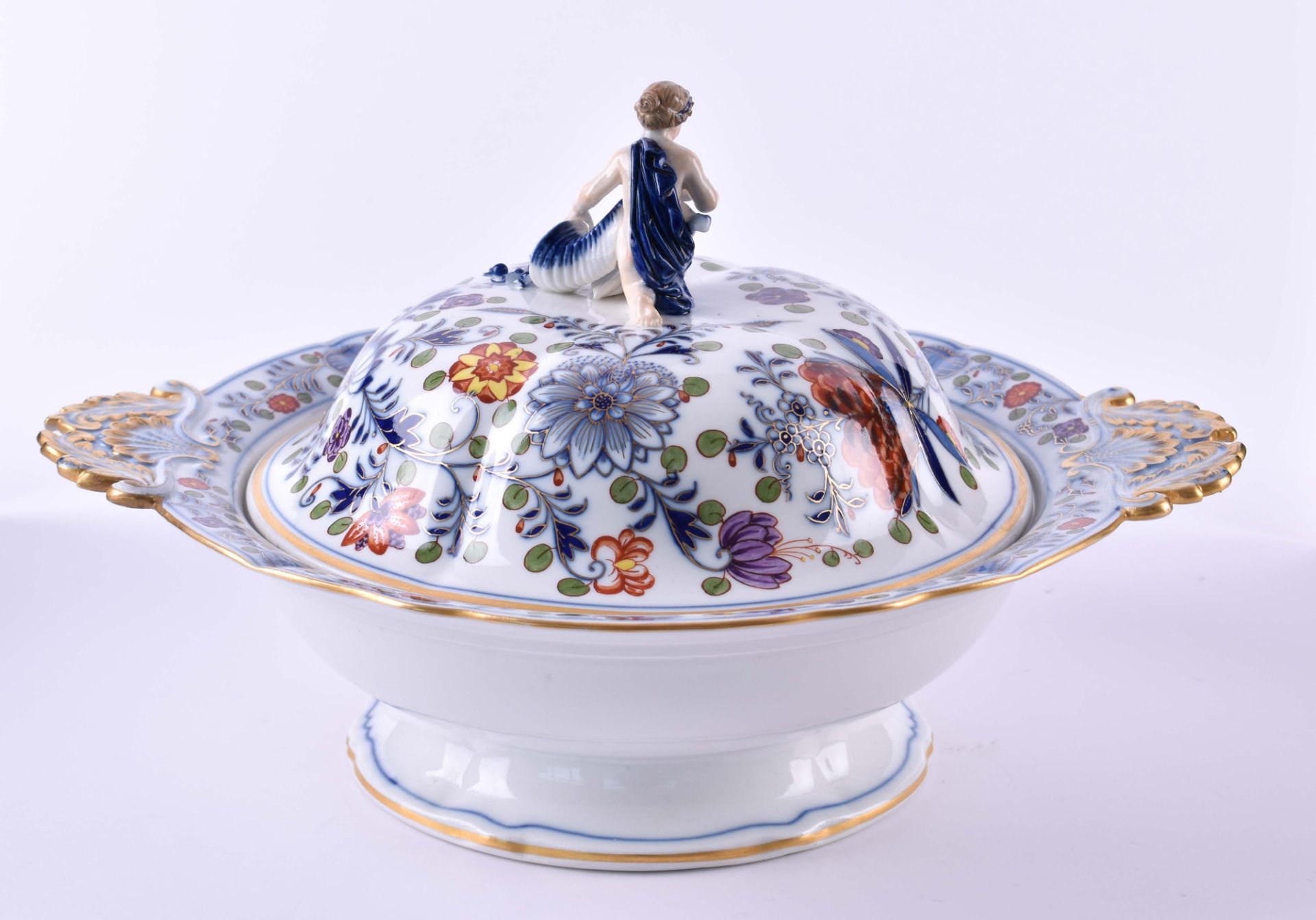 Lid bowl with Amorette Meissen 19th centurywith underglaze blue and polychrome flower painting based - Bild 6 aus 8