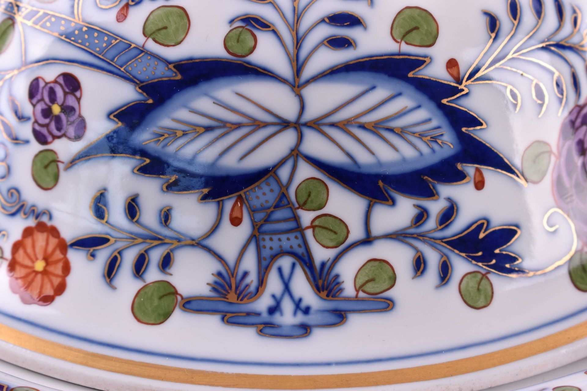 Lid bowl with Amorette Meissen 19th centurywith underglaze blue and polychrome flower painting based - Bild 5 aus 8